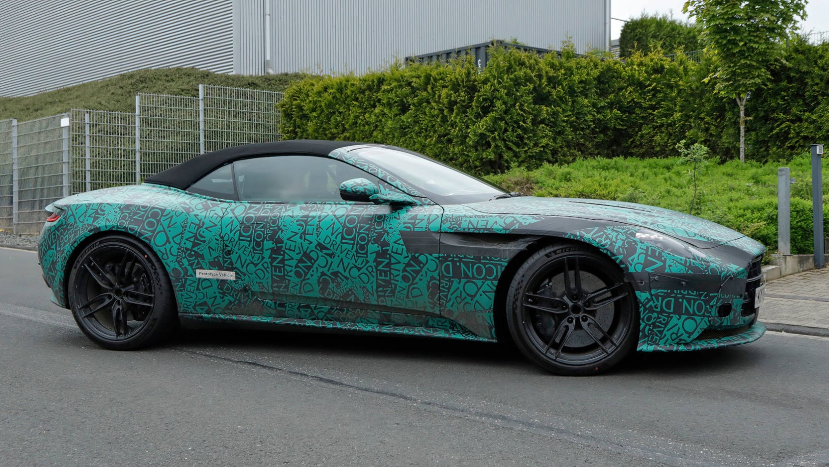 Aston Martin DB12 Volante spyshot dach