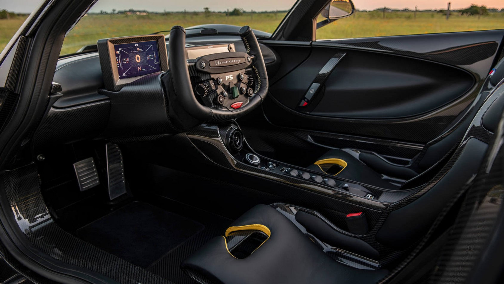 Hennessey Venom F5 Revolution Roadster kokpit