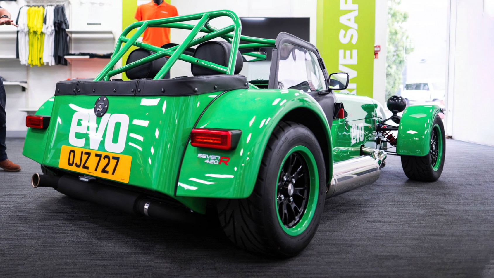 Caterham Seven 420R Evo Edition w garażu tył