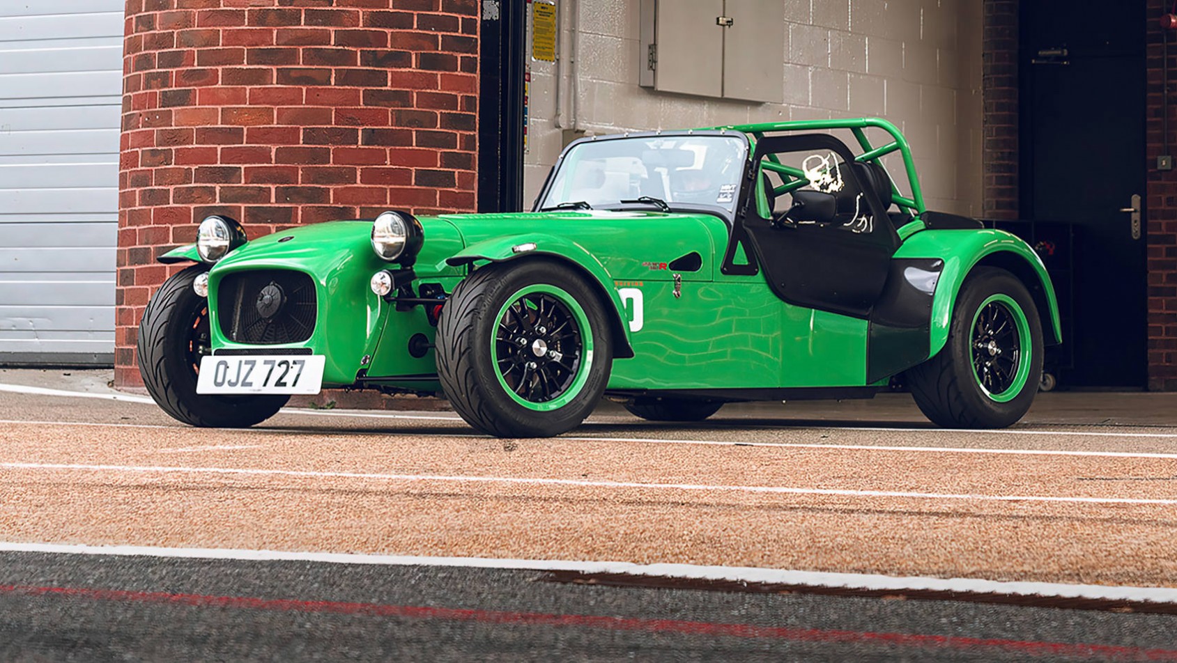 Caterham Seven 420R Evo Edition w alei serwisowej