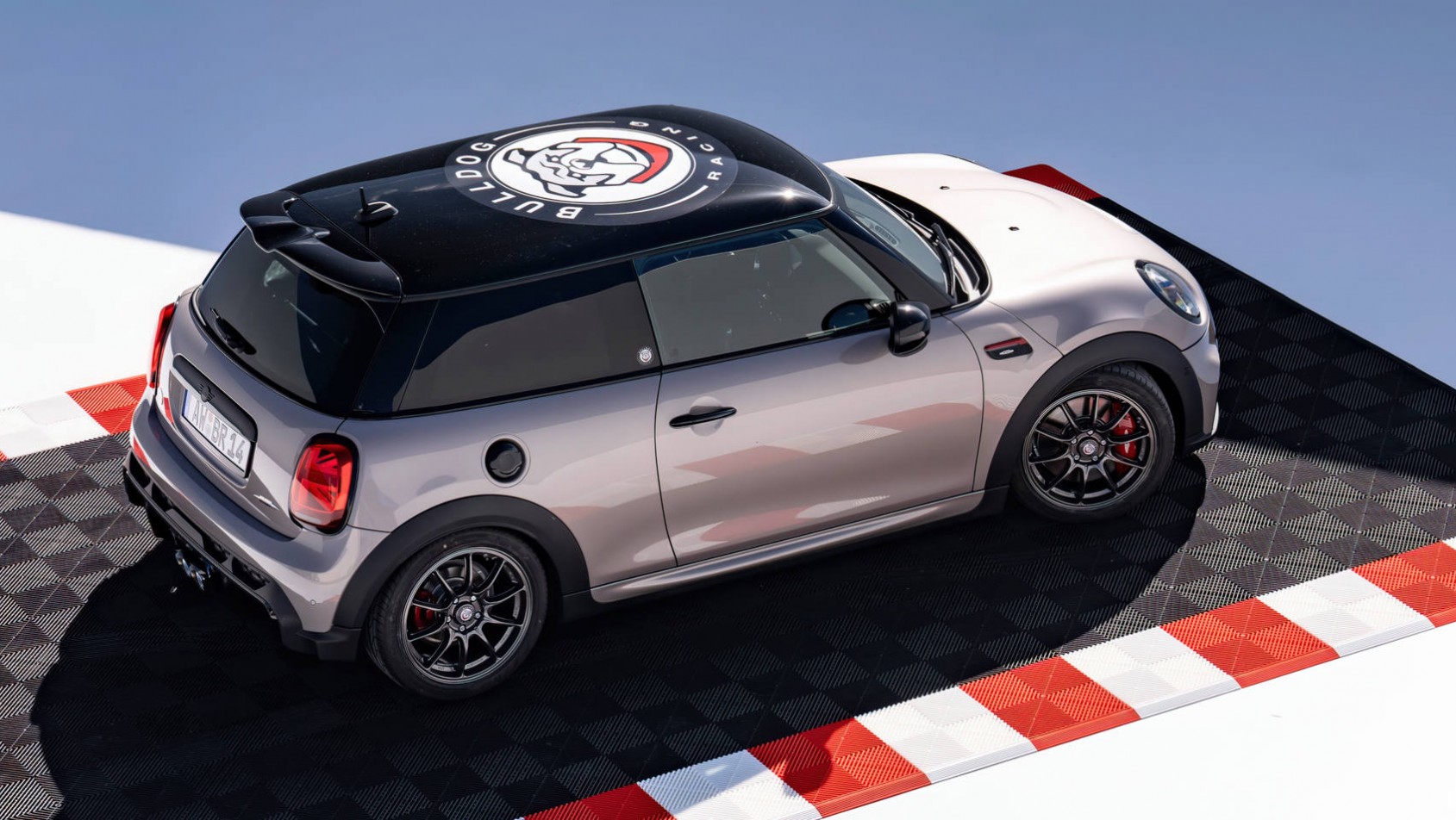 Mini John Cooper Works Mini John Cooper Works Bulldog Racing Edition sylwetka bok