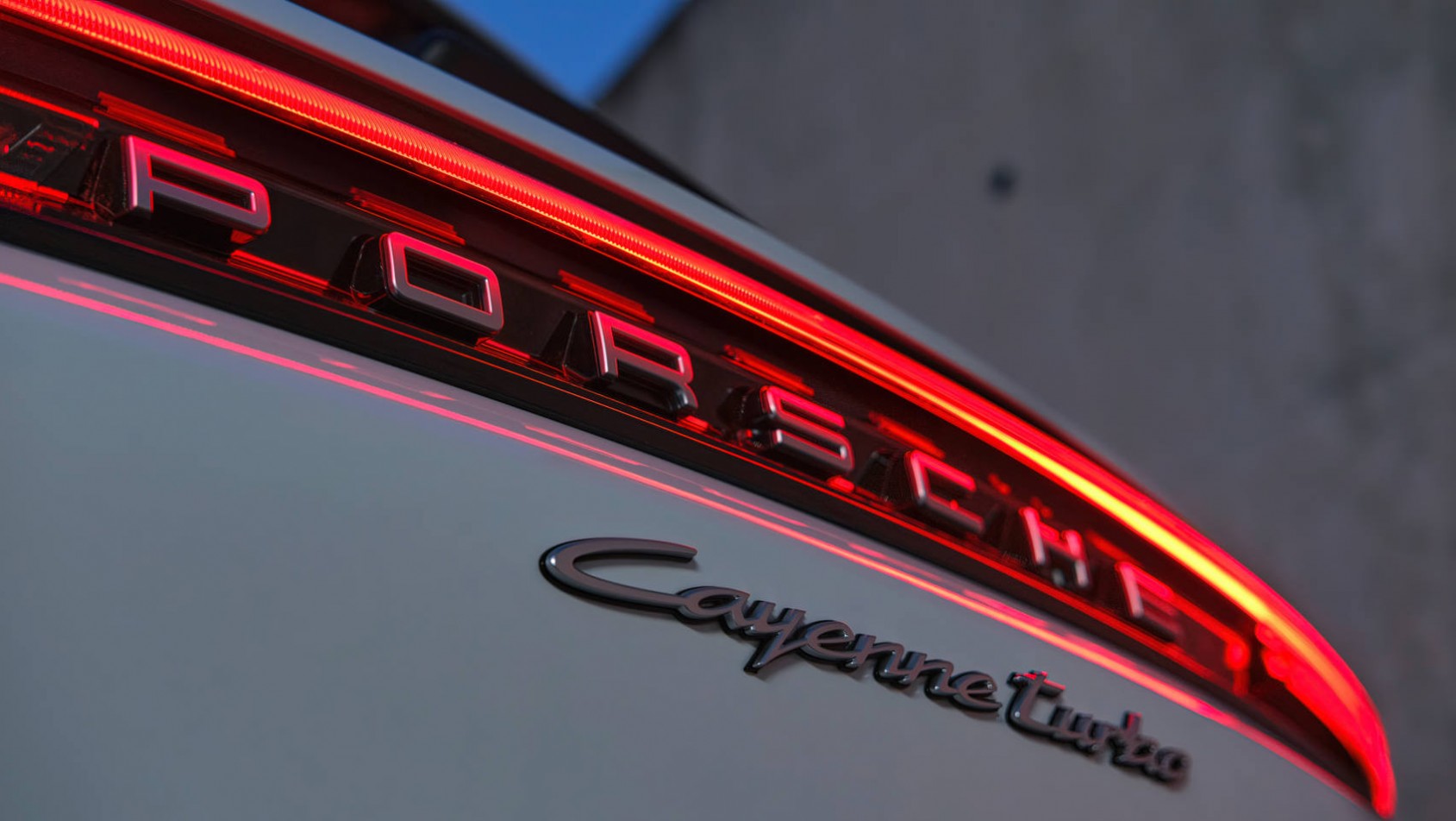 2023 Porsche Cayenne Turbo E-Hybrid emblemat