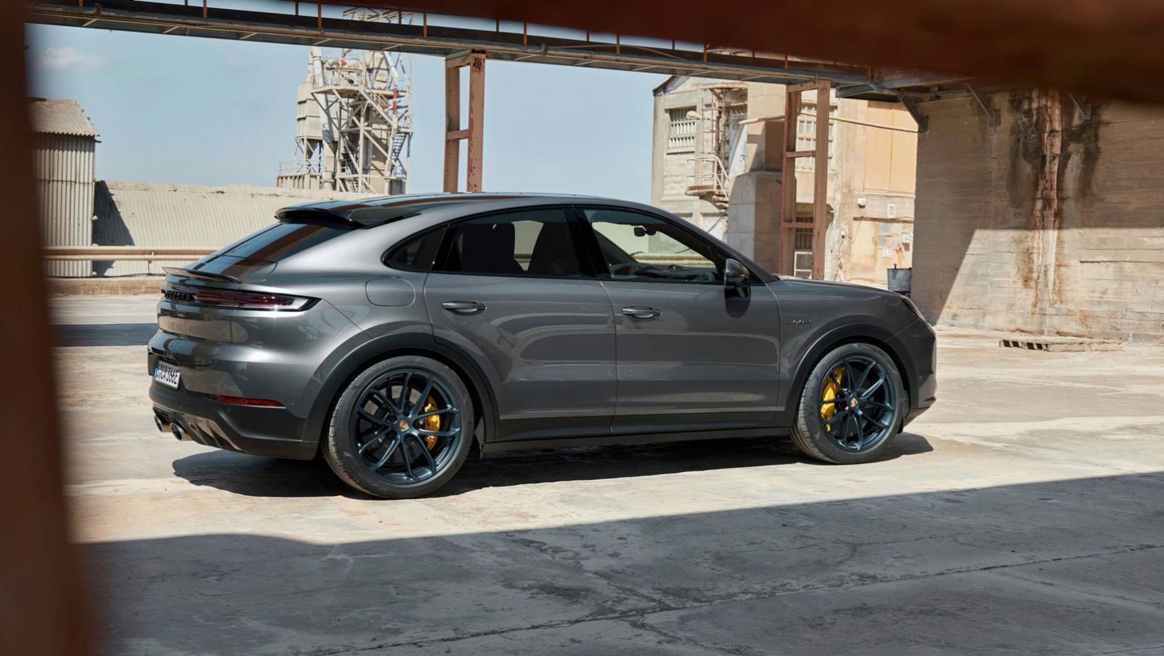 2023 Porsche Cayenne Turbo E-Hybrid coupe sylwetka