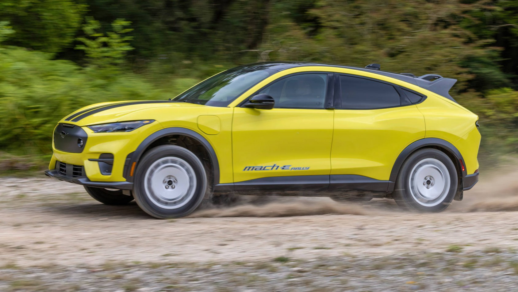 Ford Mustang Mach-E Ford Mustang Mach-E Rally z boku dynamiczne
