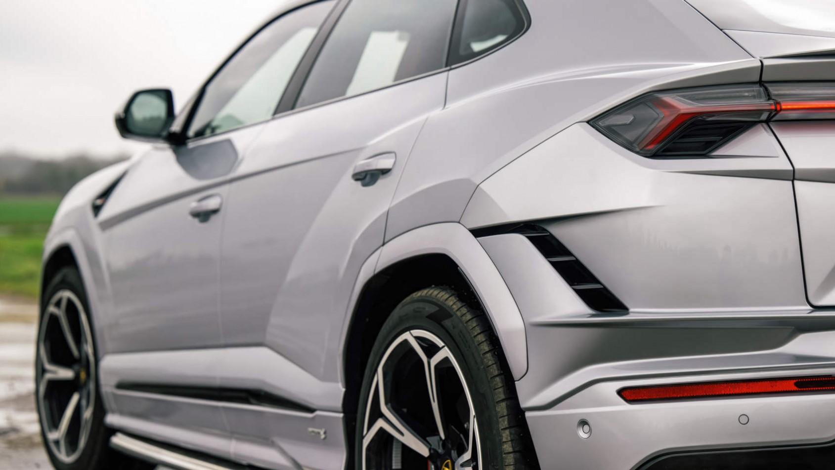 Lamborghini Urus S Lamborghini Urus S - zbliżenie na tył