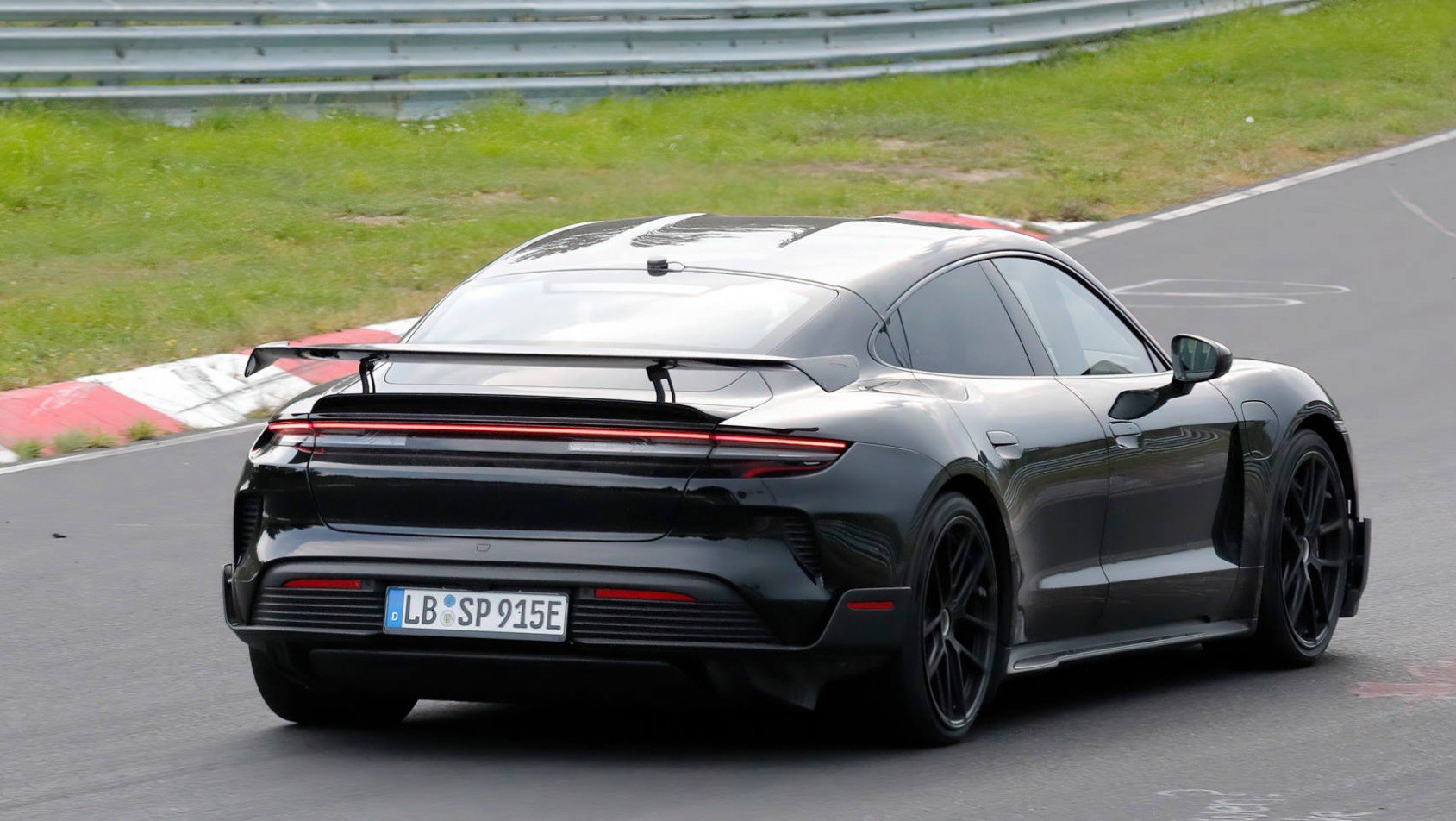 Porsche Taycan Turbo GT spyshot tył