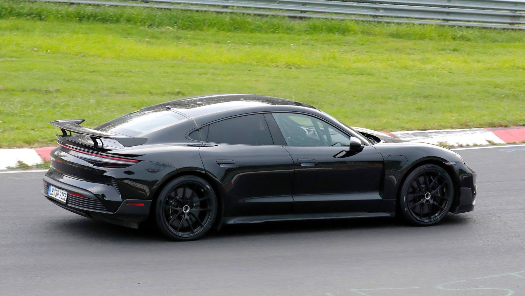 Porsche Taycan Turbo GT spyshot skrzydło