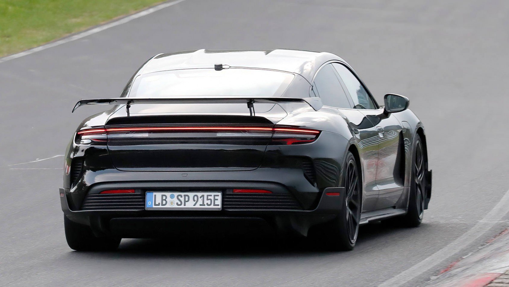 Porsche Taycan Turbo GT spyshot aerodynamika