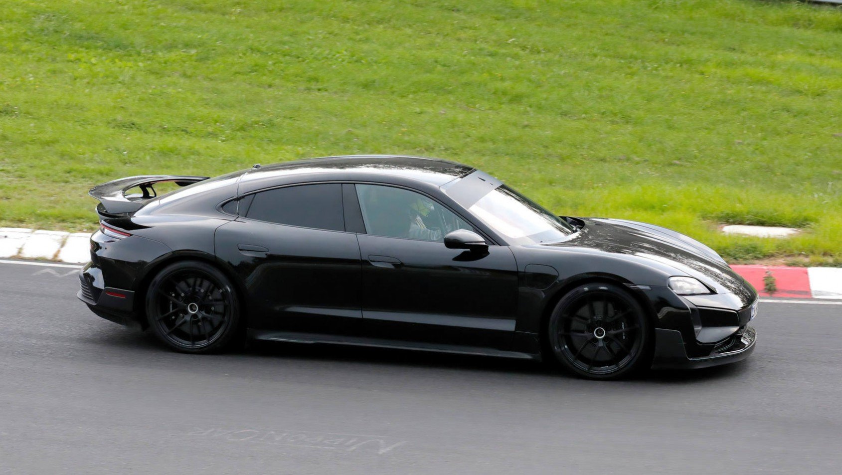 Porsche Taycan Turbo GT spyshot profil