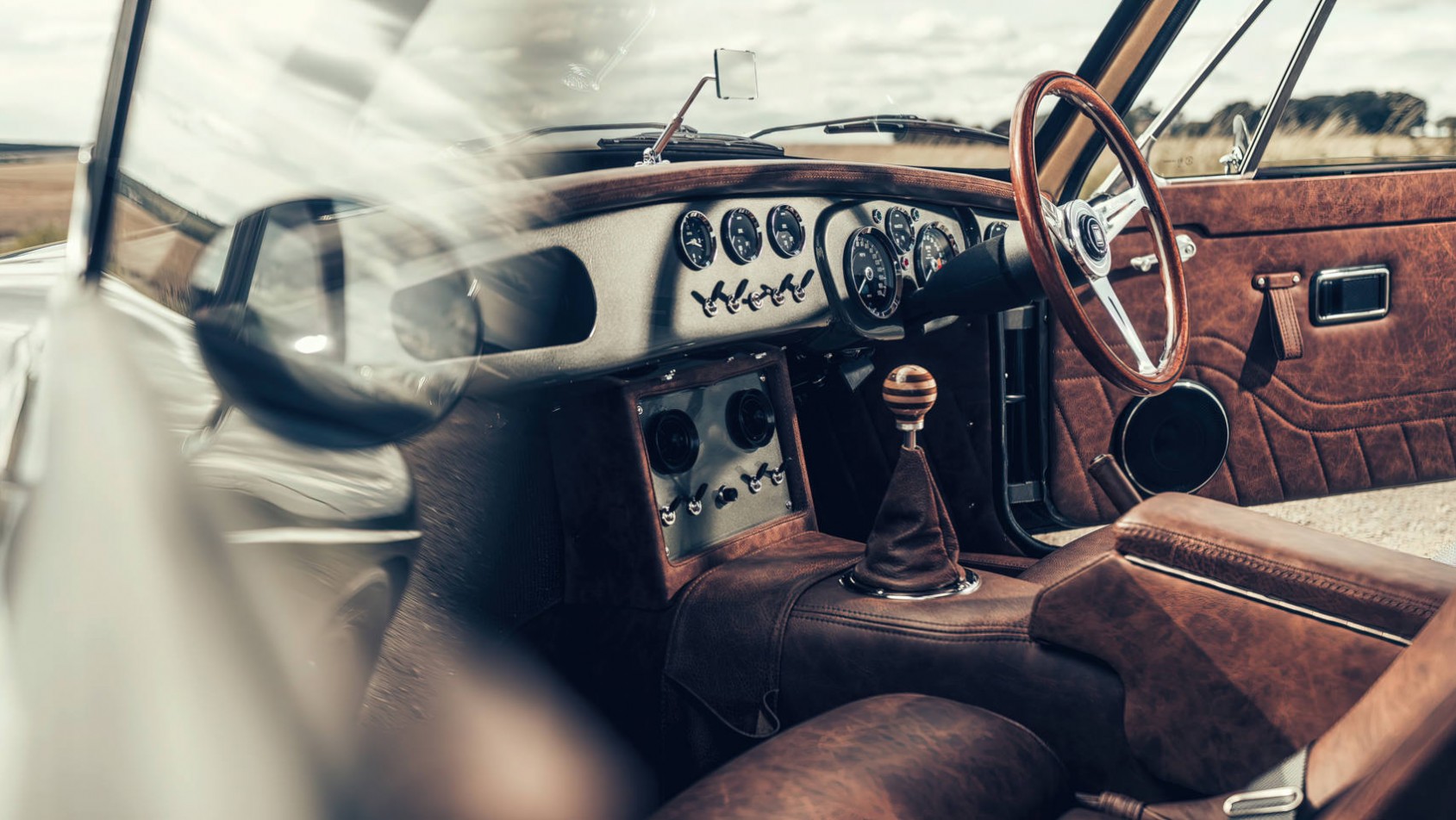 Frontline LE60 MG B restomod kokpit