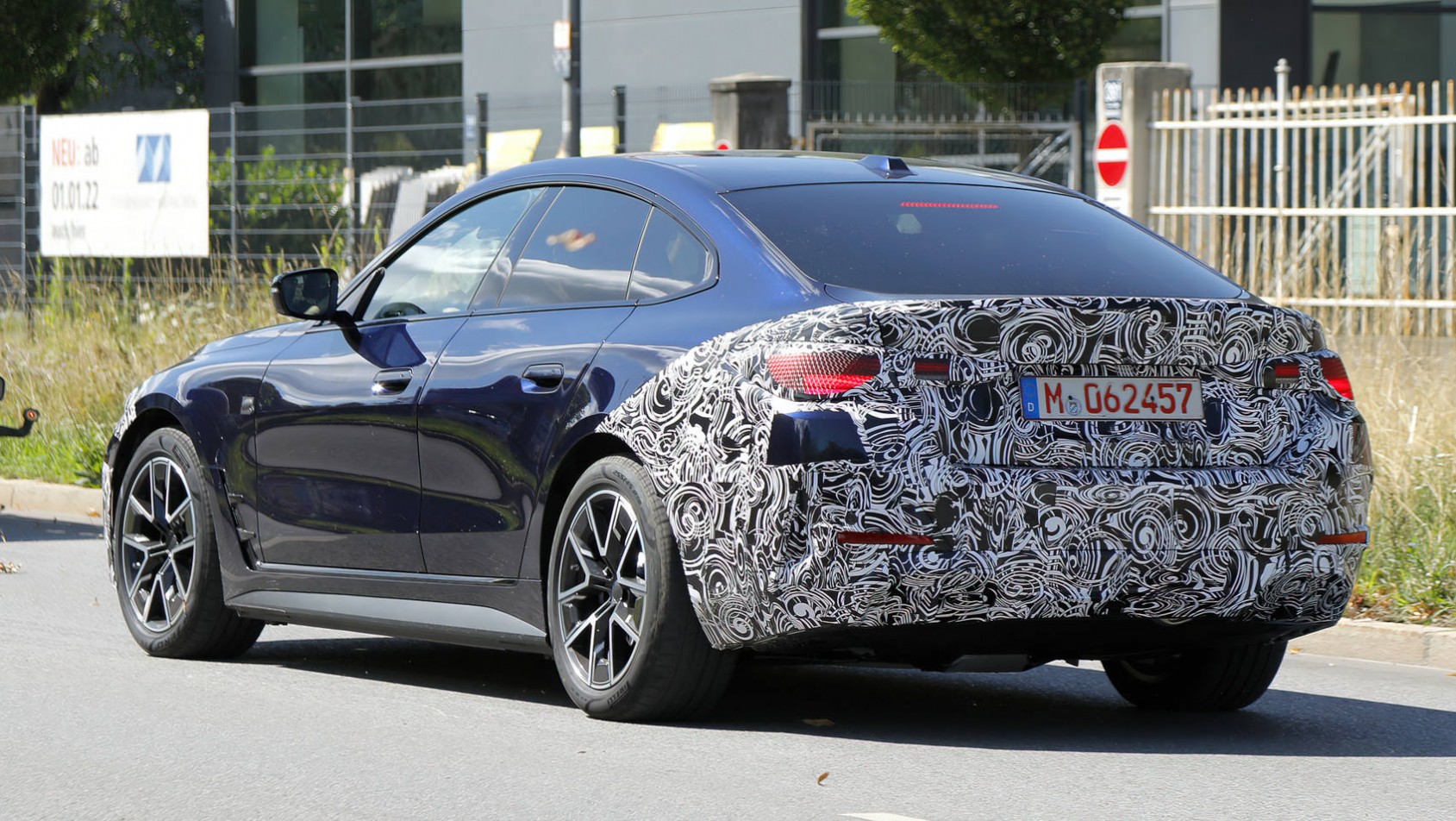 BMW i4 Gran Coupe lift spyshot lewy tył