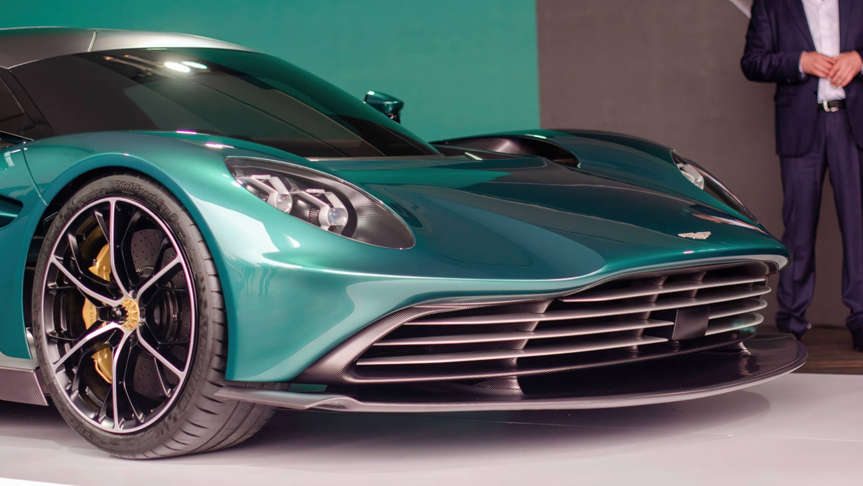 Aston Martin Valhalla przedni grill