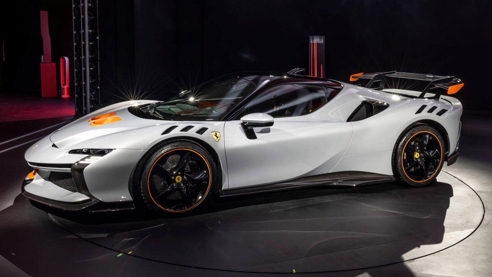 Ferrari SF90 XX Stradale biały profil