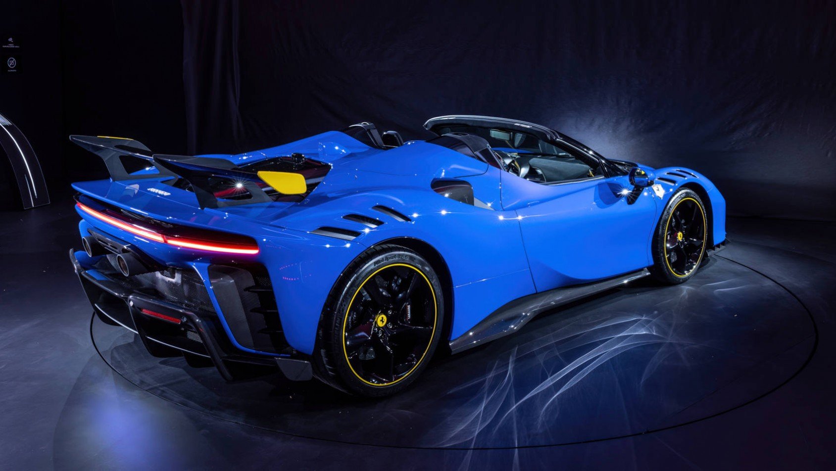 Ferrari SF90 XX Spider niebieski