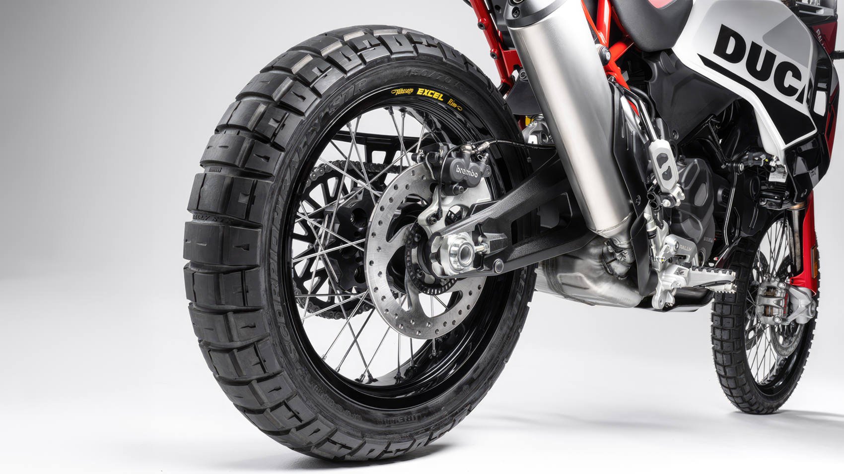 Ducati DesertX Rally - tylne koło z oponą Pirelli Scorpion Rally STR