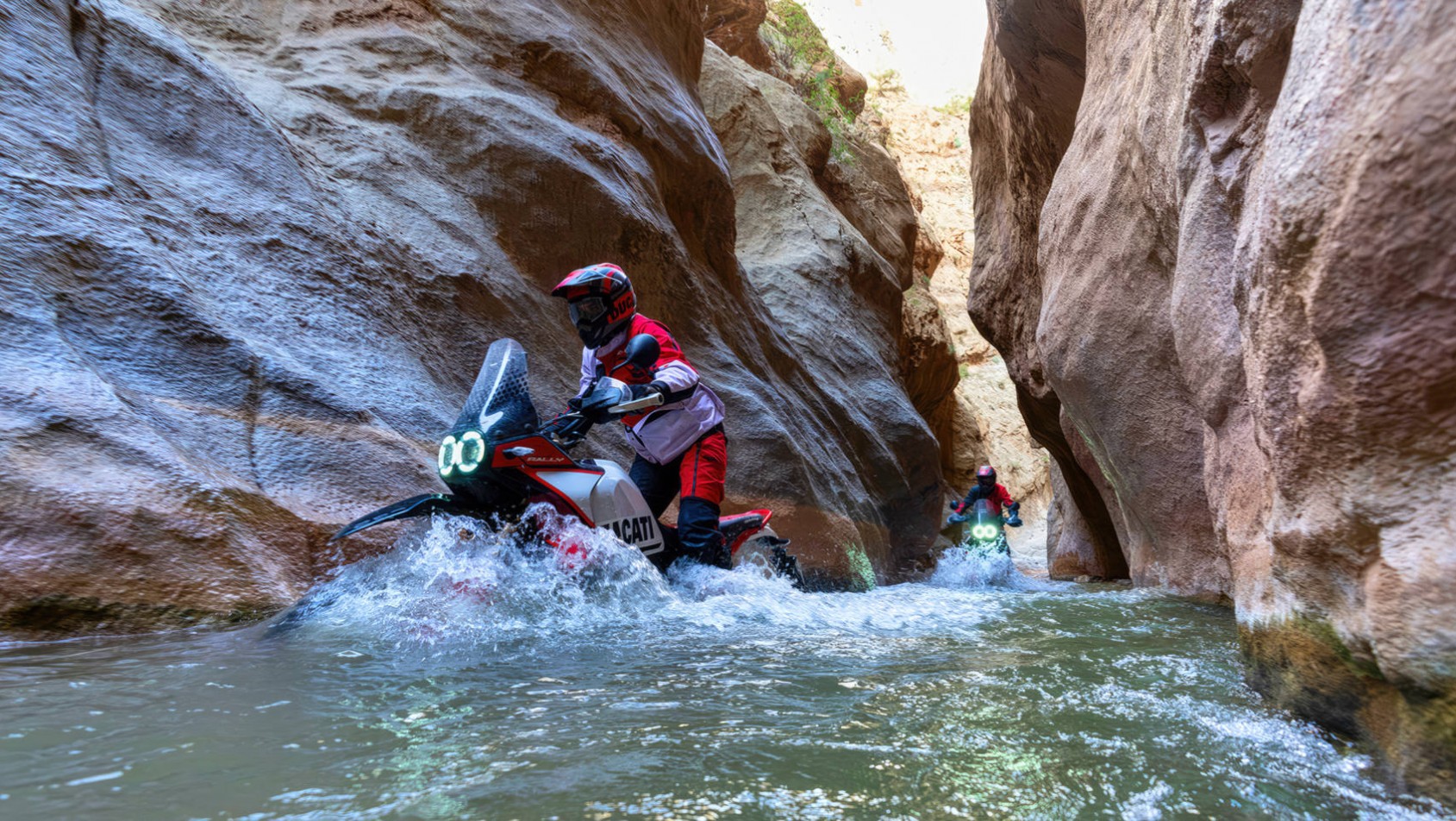 Ducati DesertX Rally podczas przeprawy przez wodę