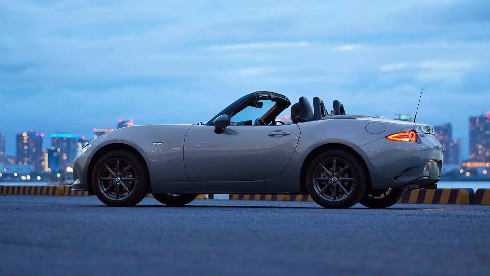 Mazda MX-5 2024 Mazda MX-5 lifting roadster