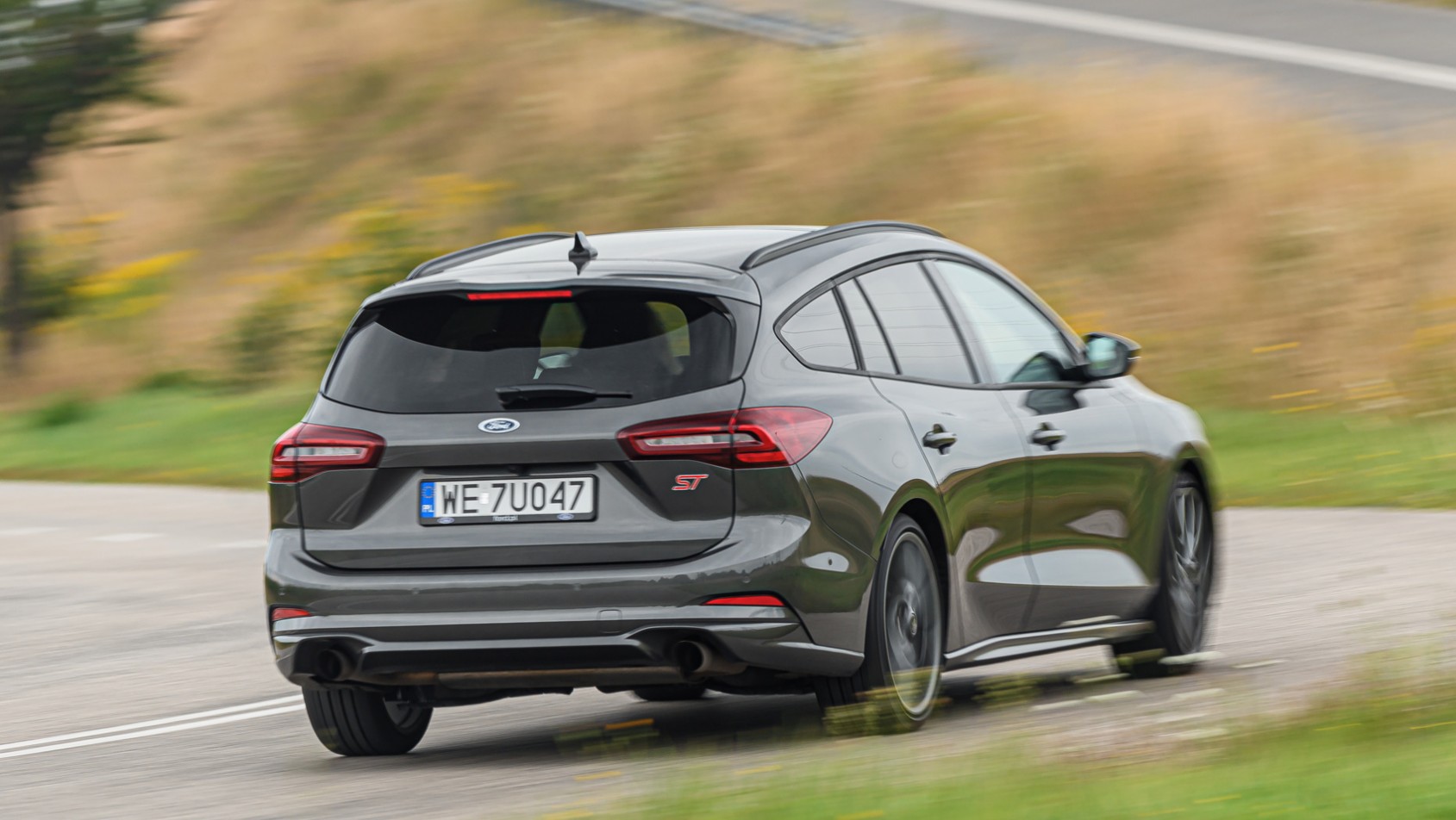 Ford Focus ST kombi wyjście z zakrętu