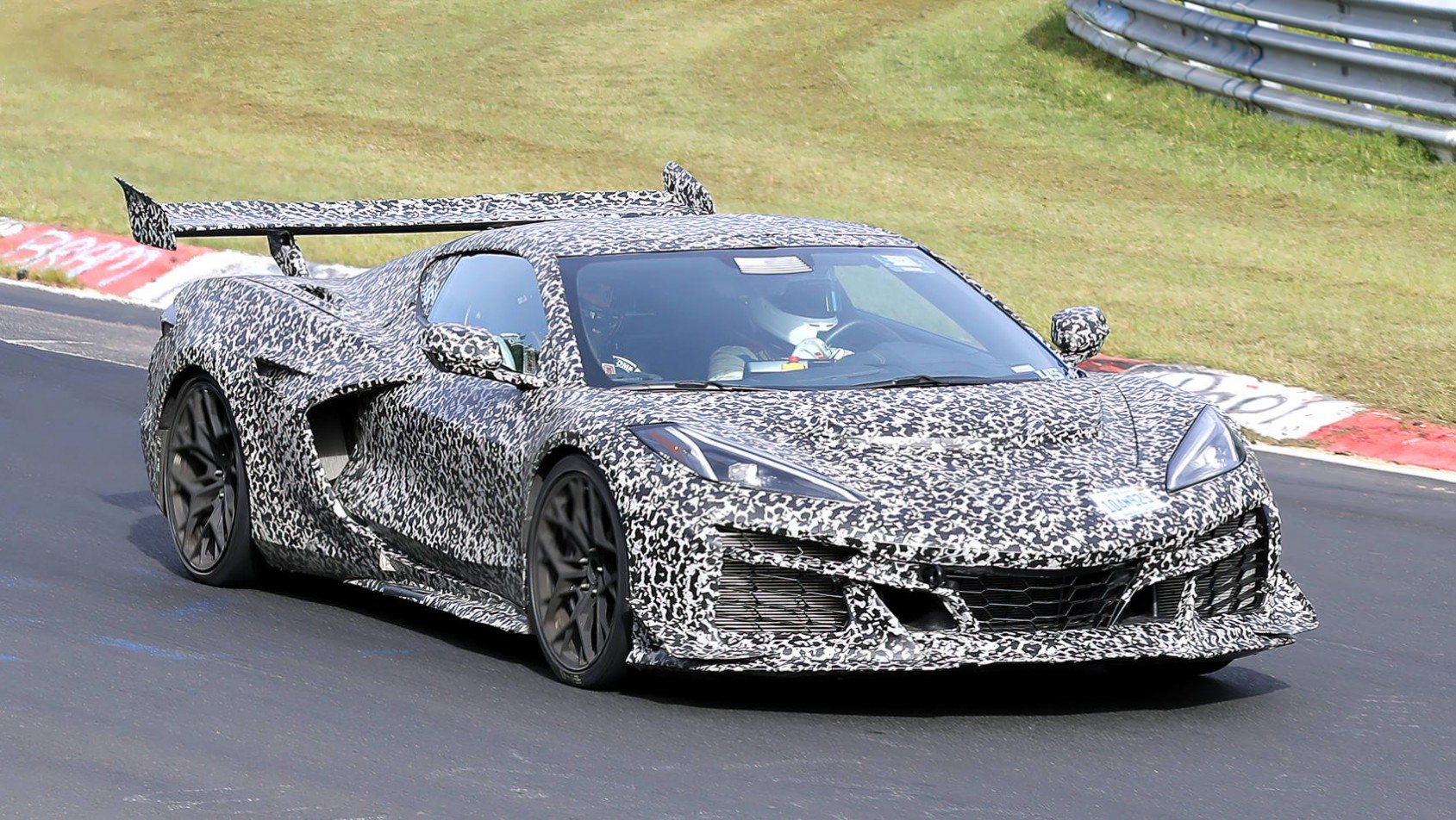 Chevrolet C8 Corvette ZR1 spy shots