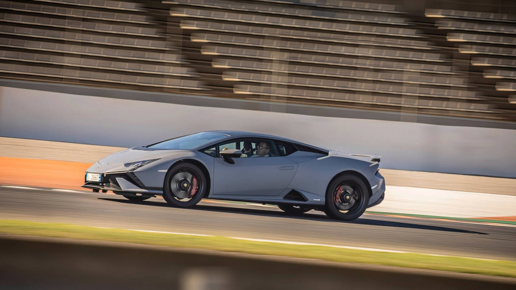 Lamborghini Huracan Tecnica z profilu