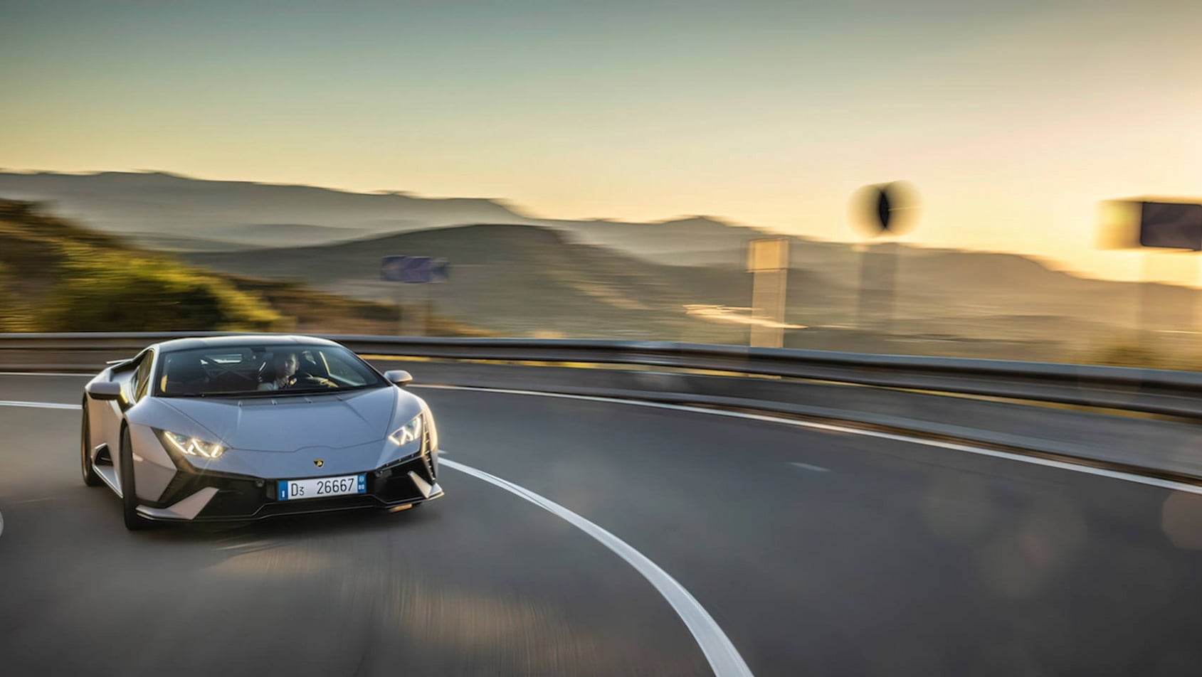 Lamborghini Huracan Tecnica o zachodzie słońca