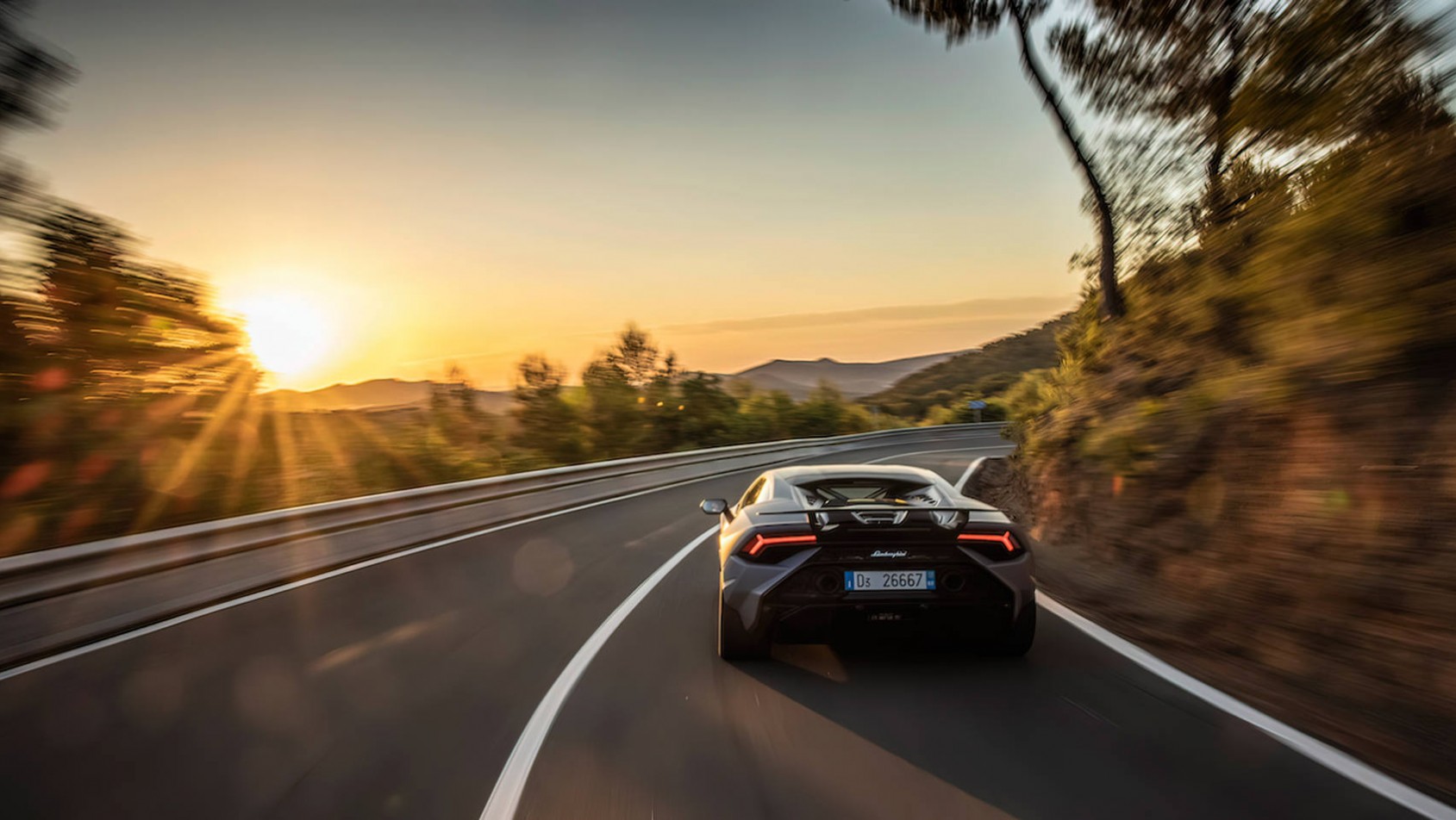 Lamborghini Huracan Tecnica na tle slońca