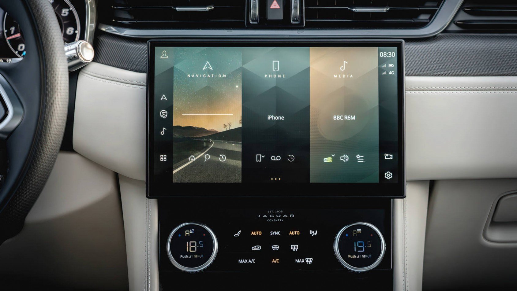 Jaguar F-Pace SVR multimedia