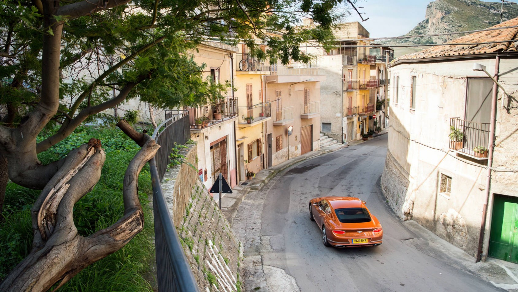 Bentley Continental GT w miasteczku