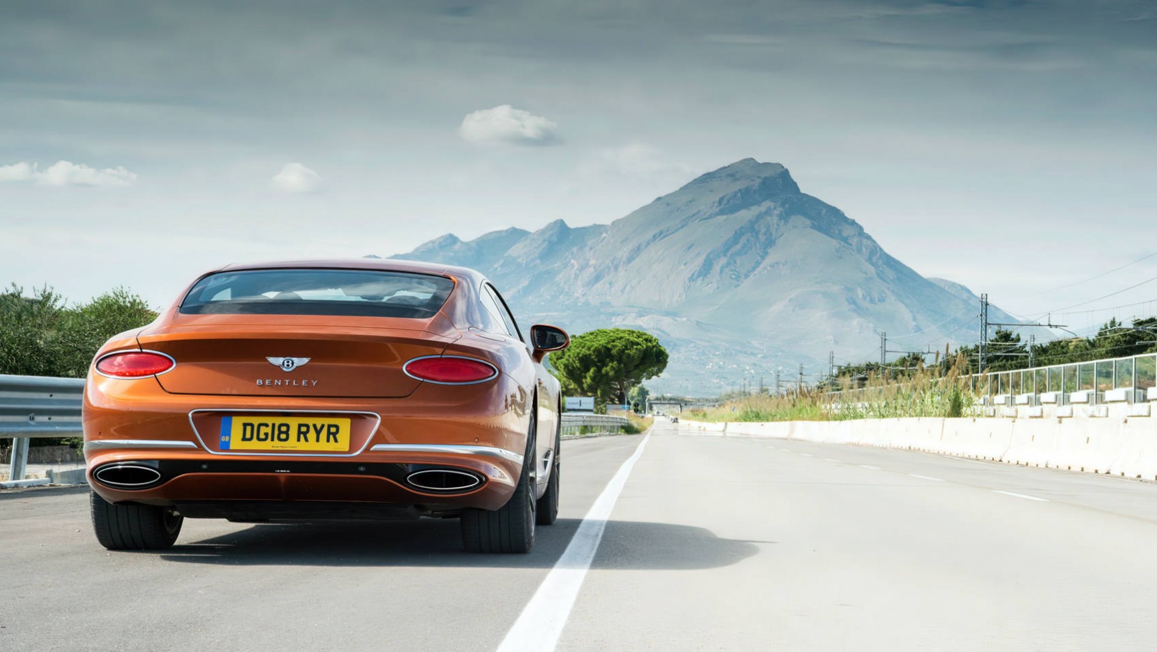 Bentley Continental GT na tle gór