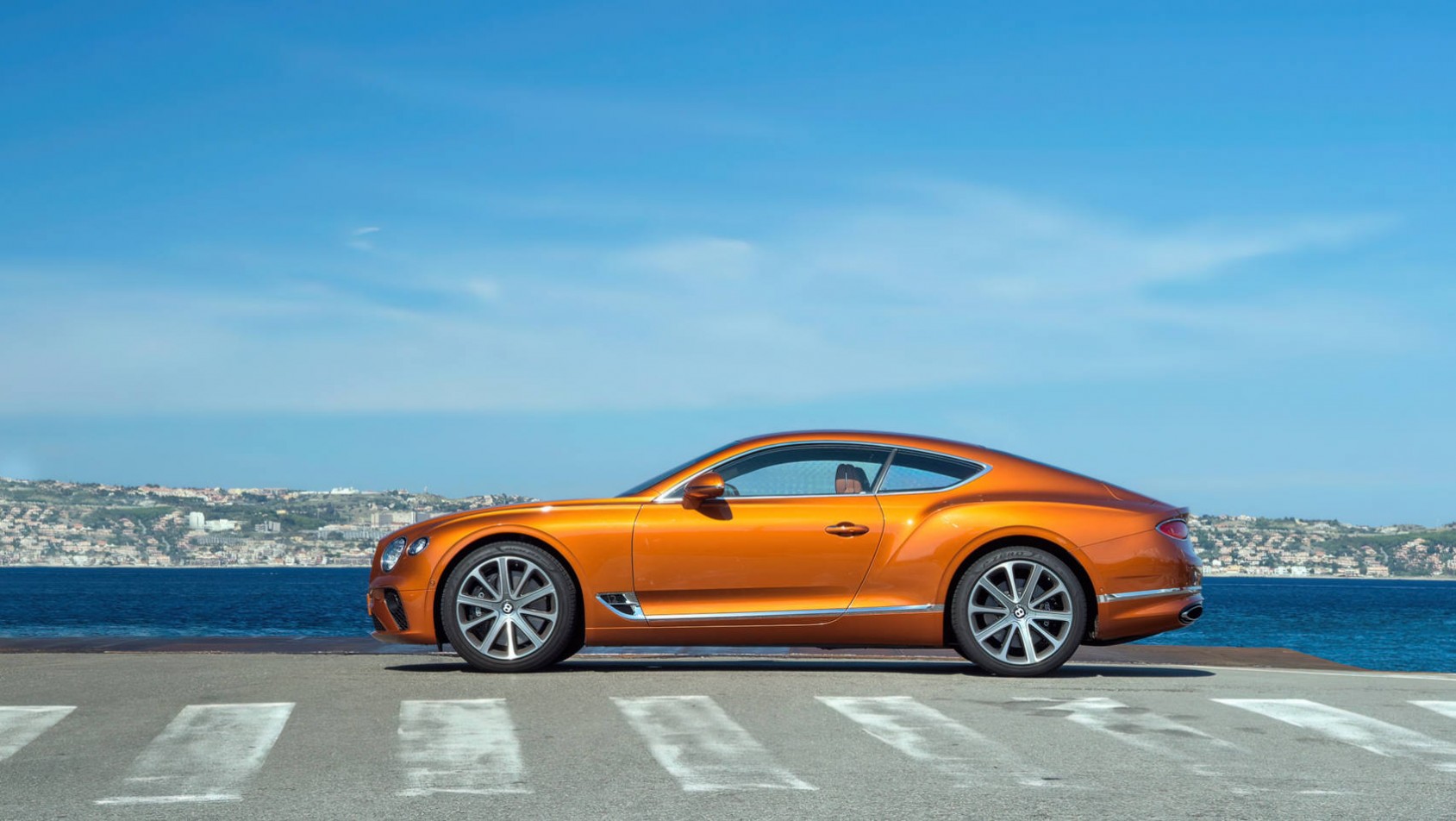 Bentley Continental GT na tle morza