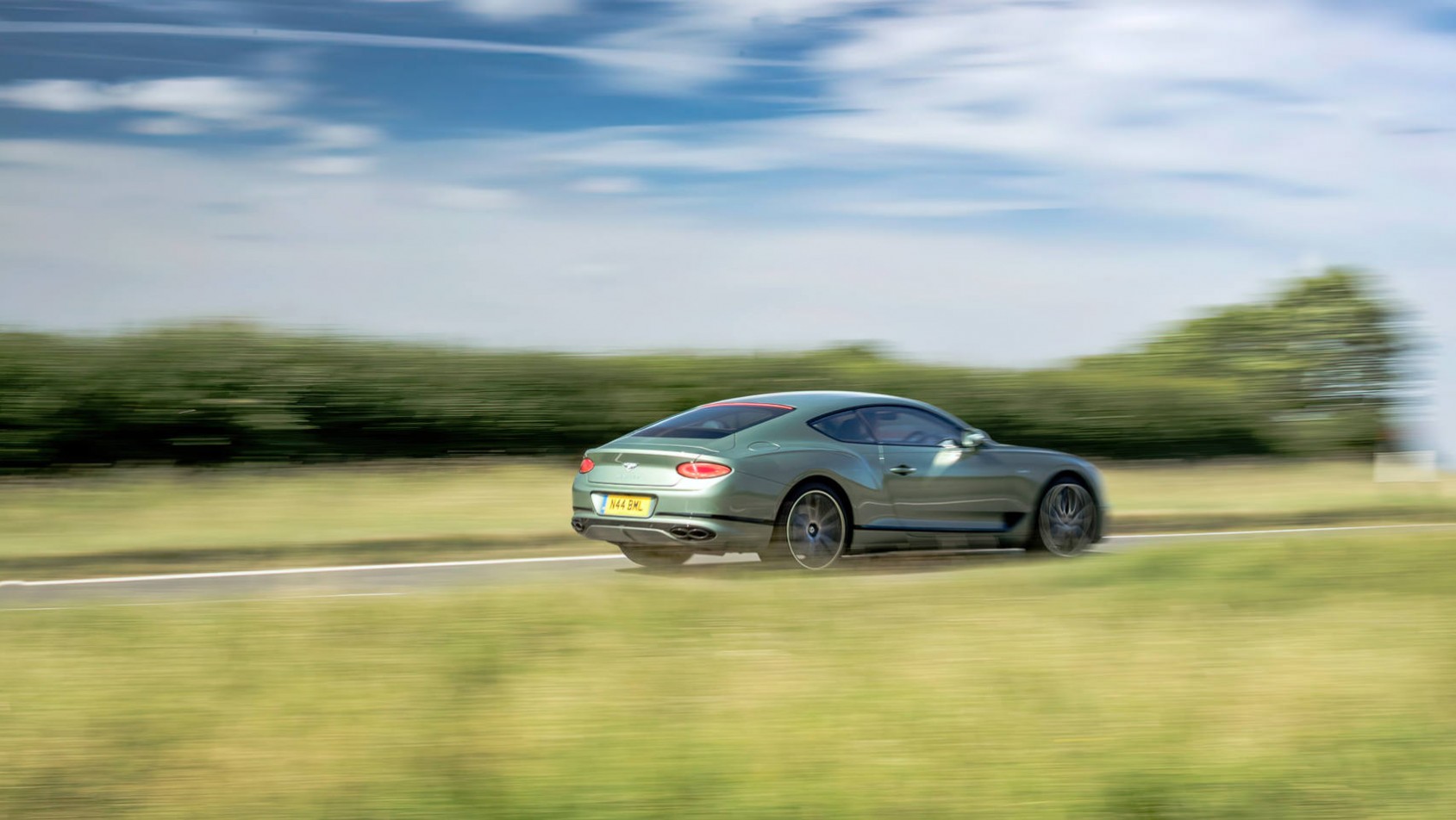 Bentley Continental GT na podmiejskich drogach