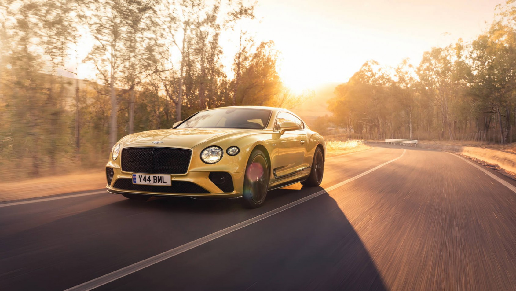 Bentley Continental GT na tle zachodzącego słońca