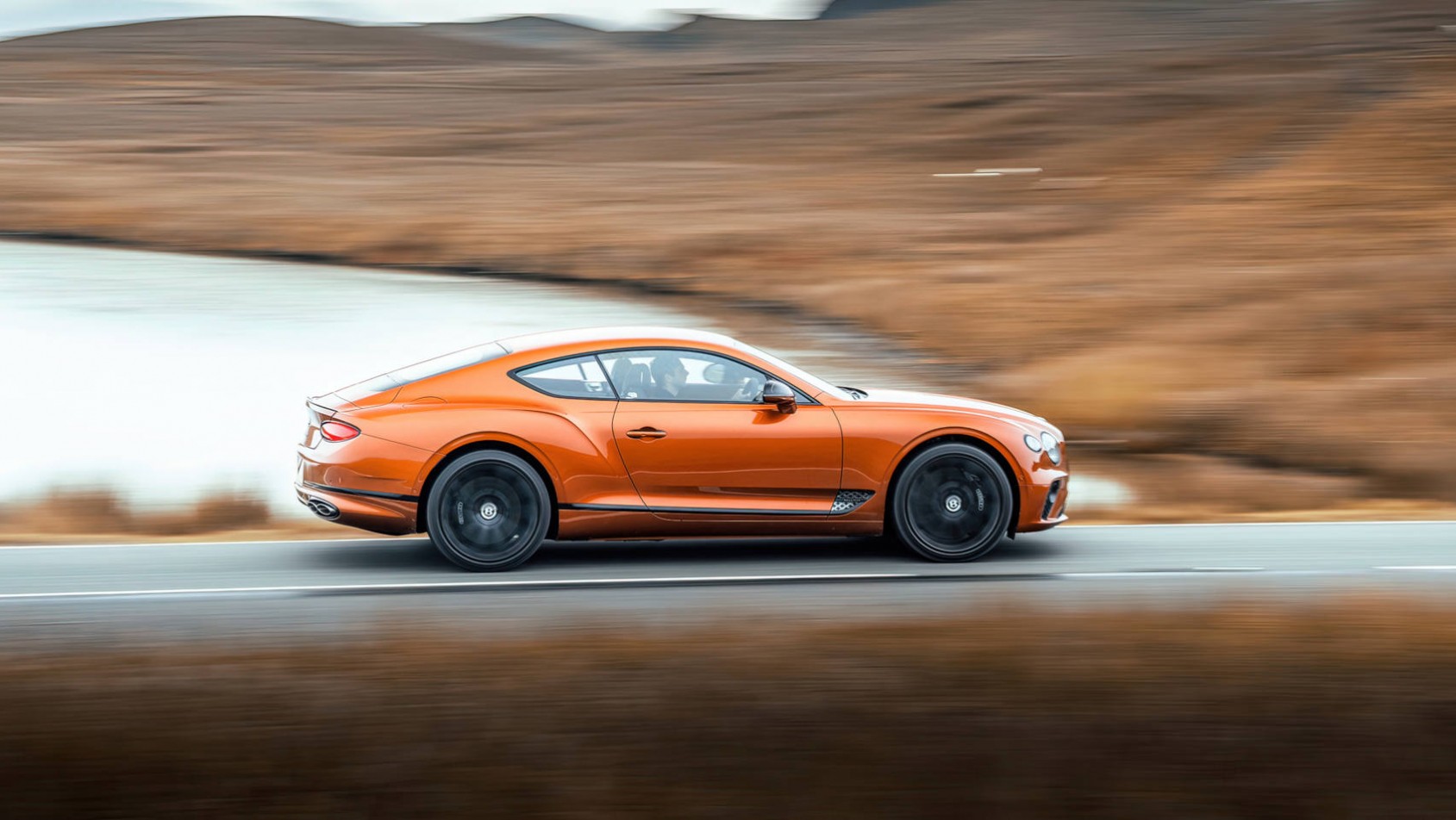 Bentley Continental GT na tle jeziora