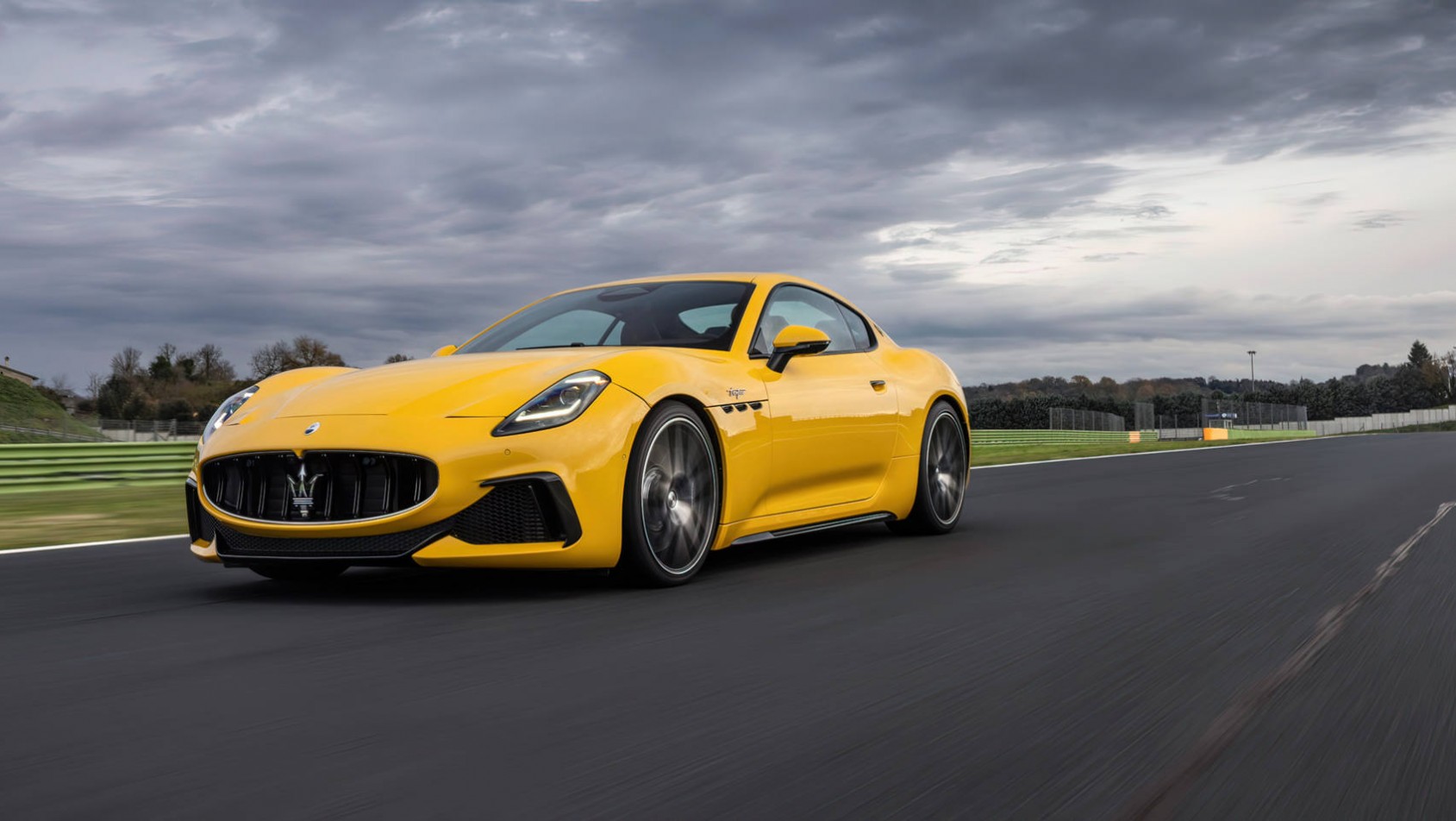 Maserati GranTurismo 2023 Maserati GranTurismo Trofeo sylwetka giallo