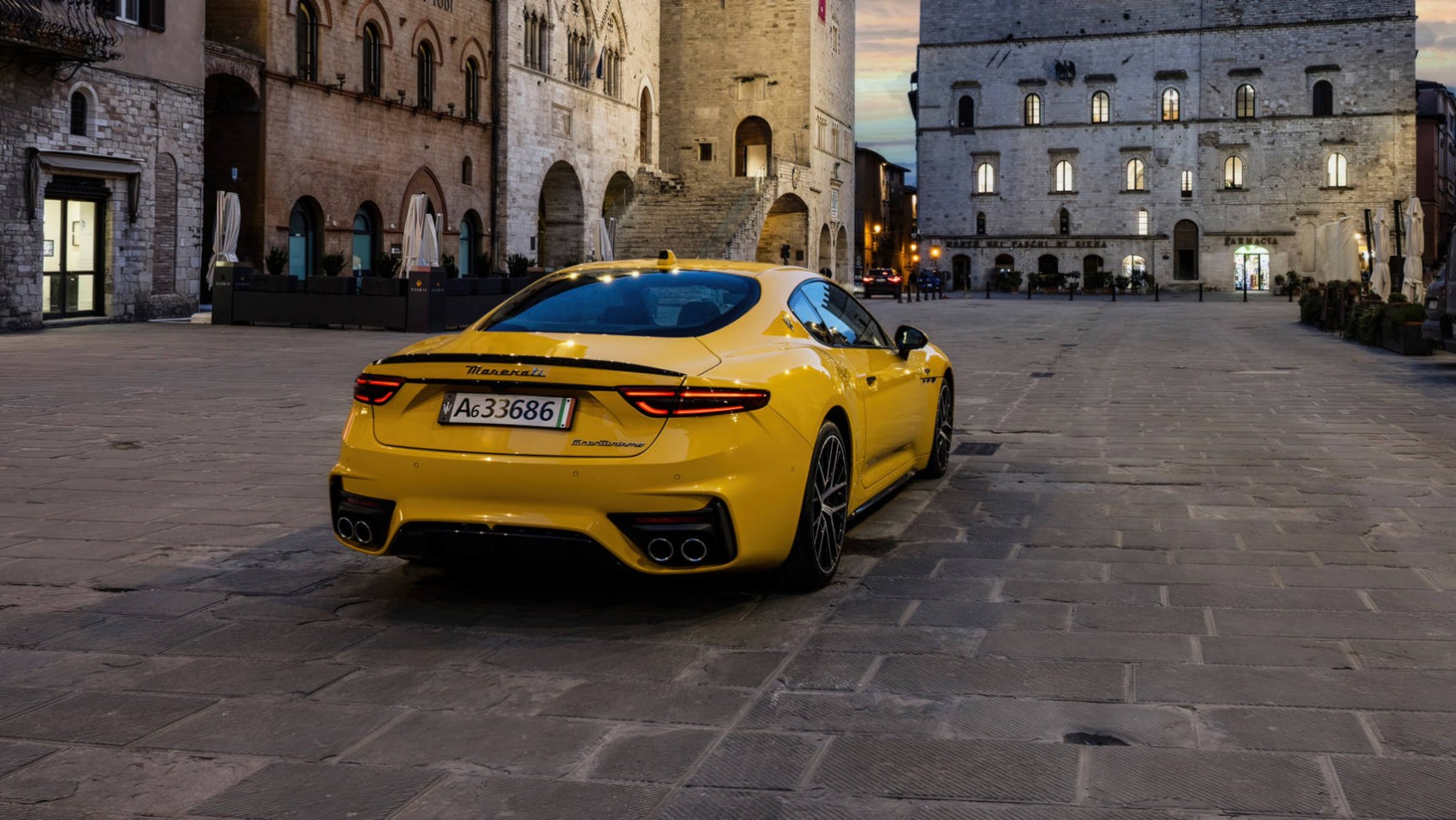 Maserati GranTurismo 2023 Maserati GranTurismo Trofeo w mieście