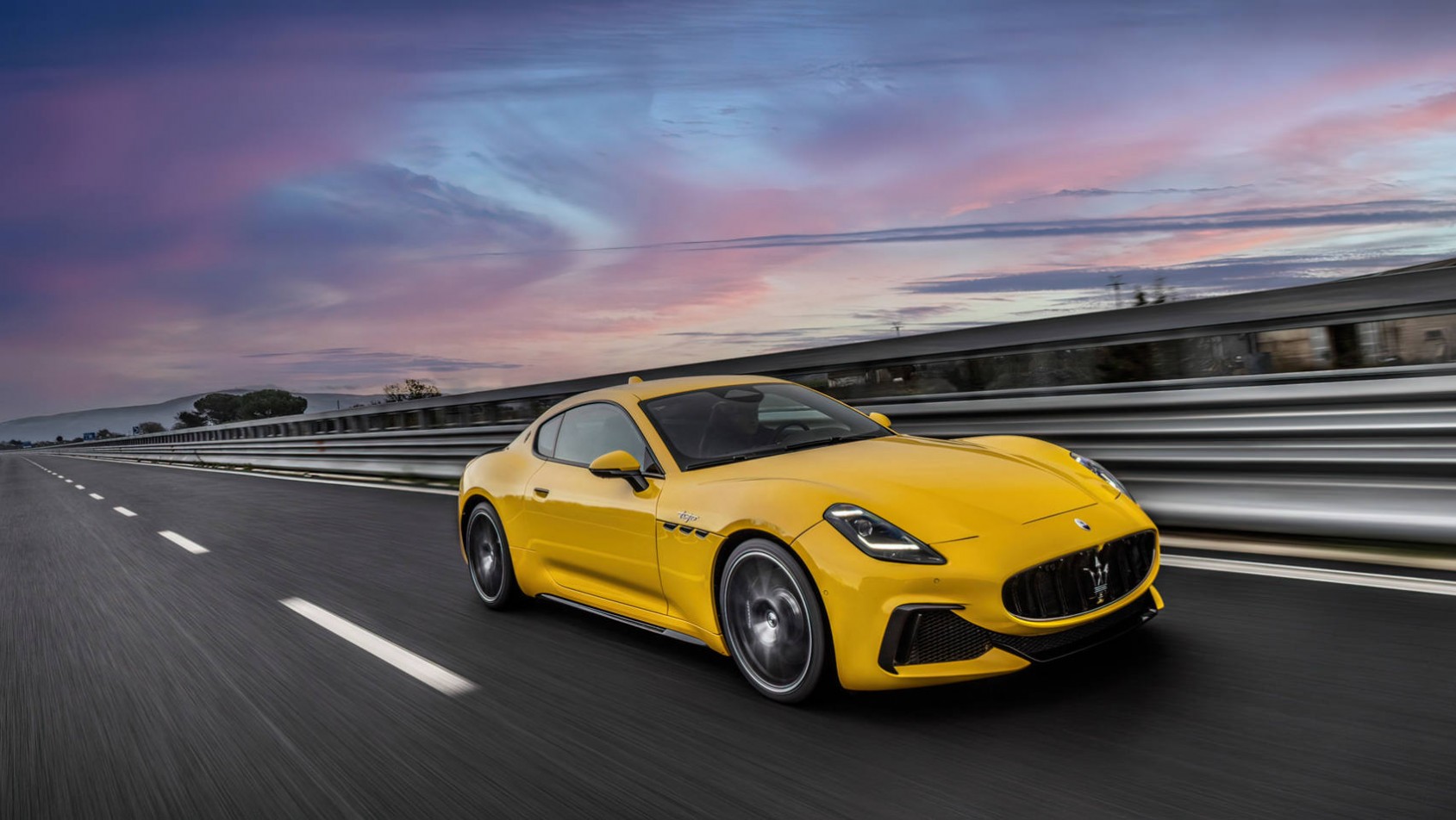 Maserati GranTurismo 2023 Maserati GranTurismo Trofeo na autostradzie