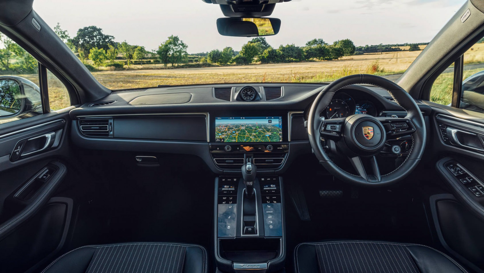 2023 Porsche Macan T kokpit