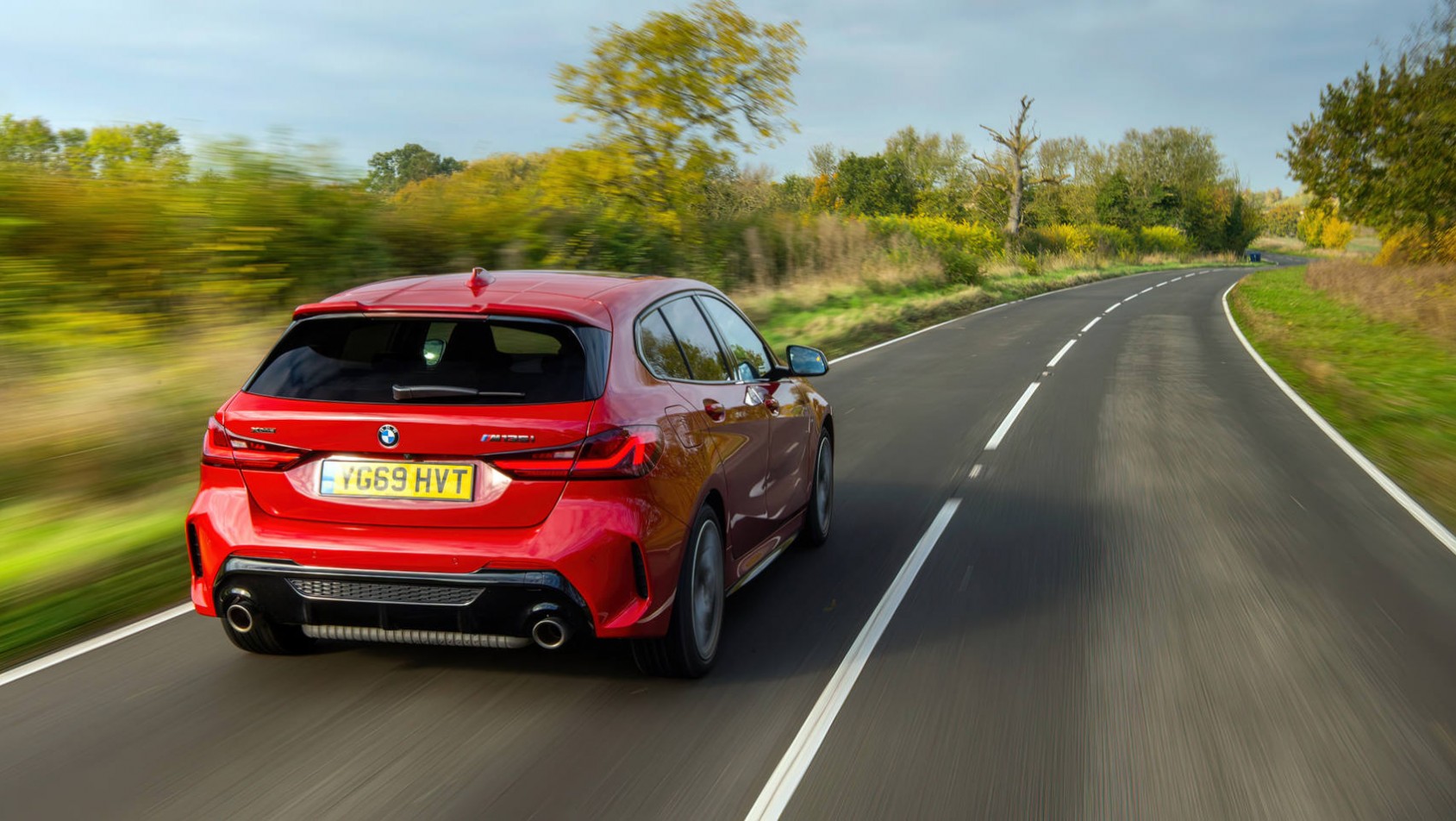 BMW M135i 2023 BMW M135i na drodze tył