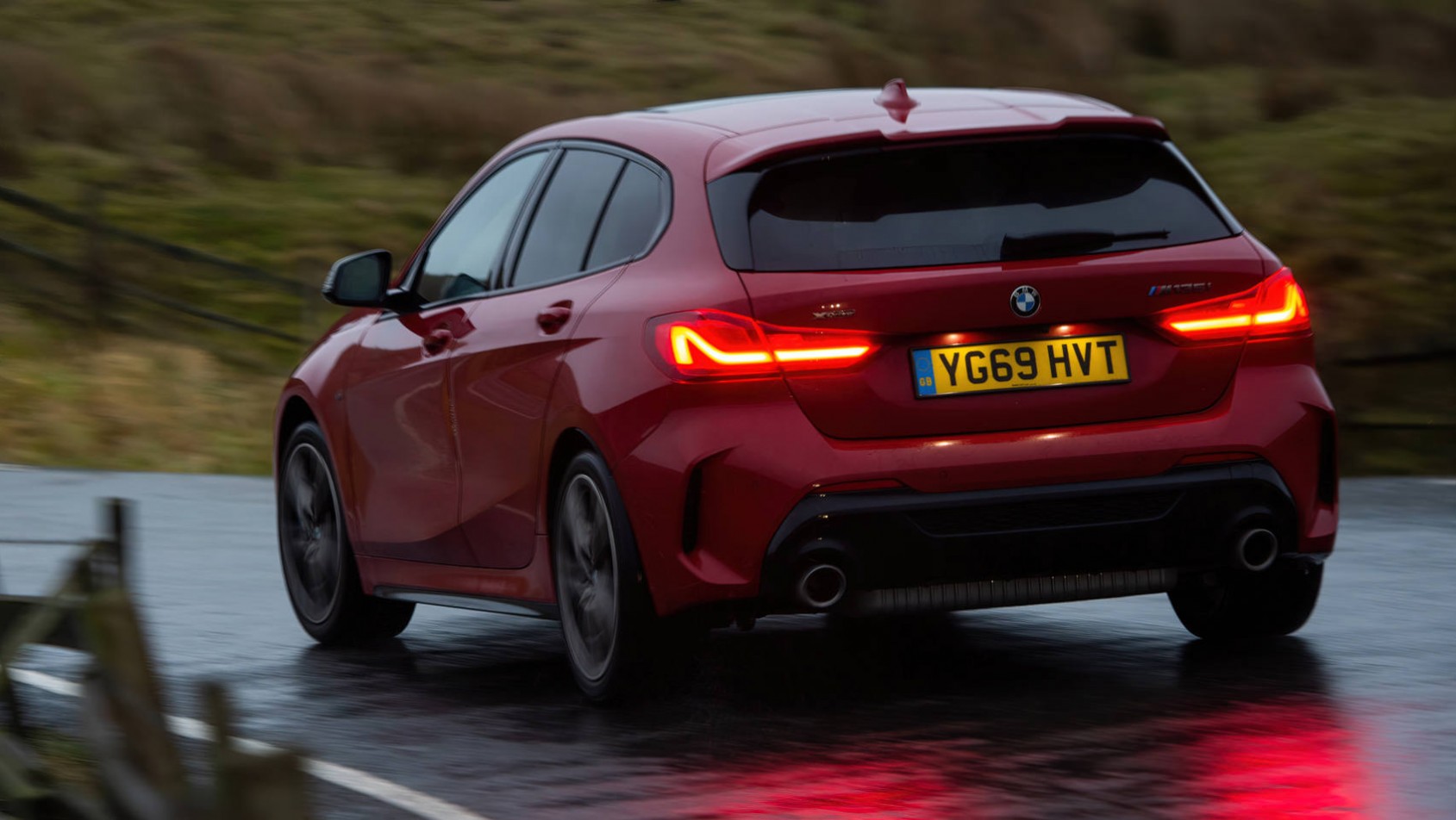 BMW M135i 2023 BMW M135i o zmroku