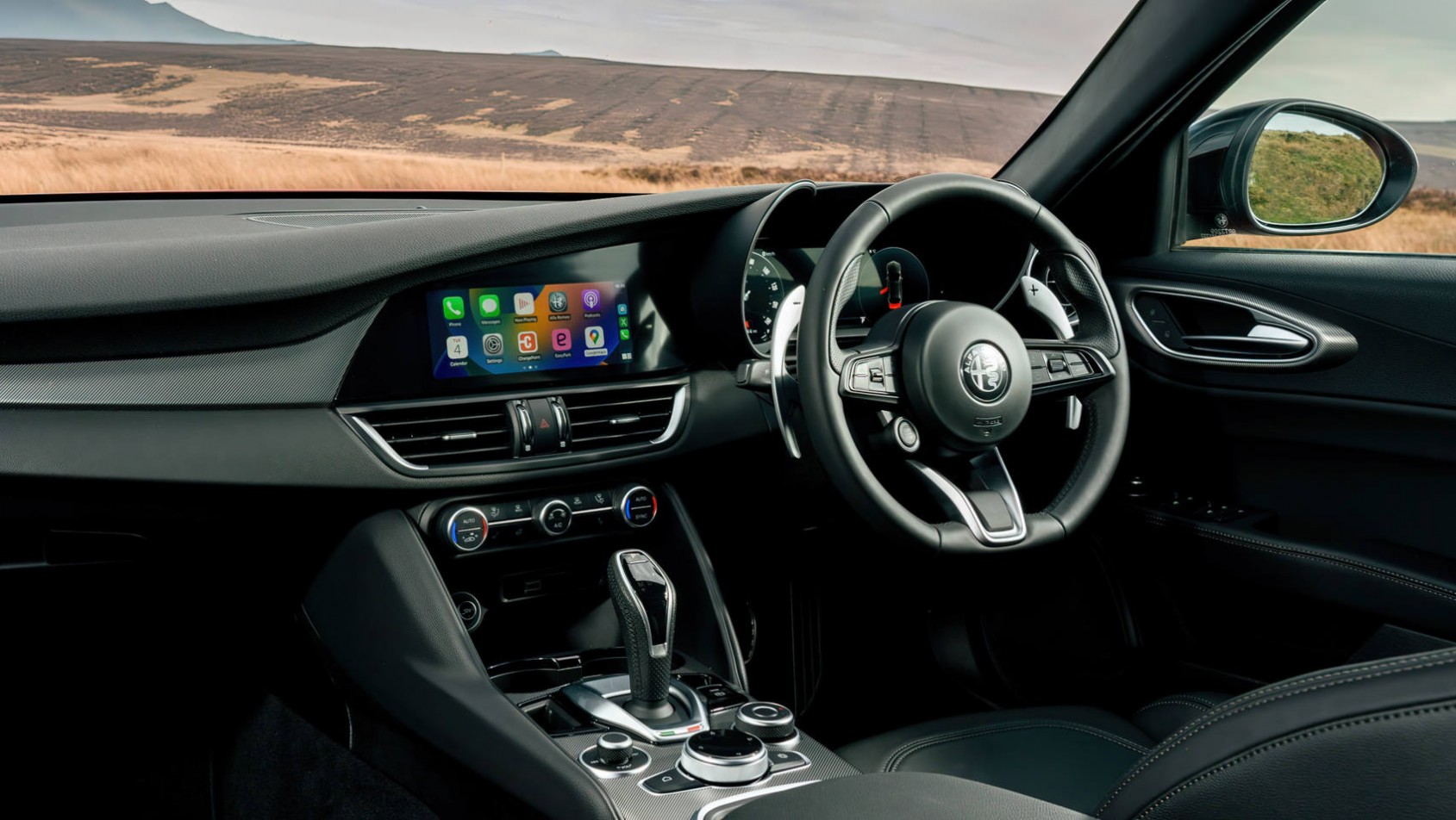 Alfa Romeo Giulia Veloce 2023 kokpit