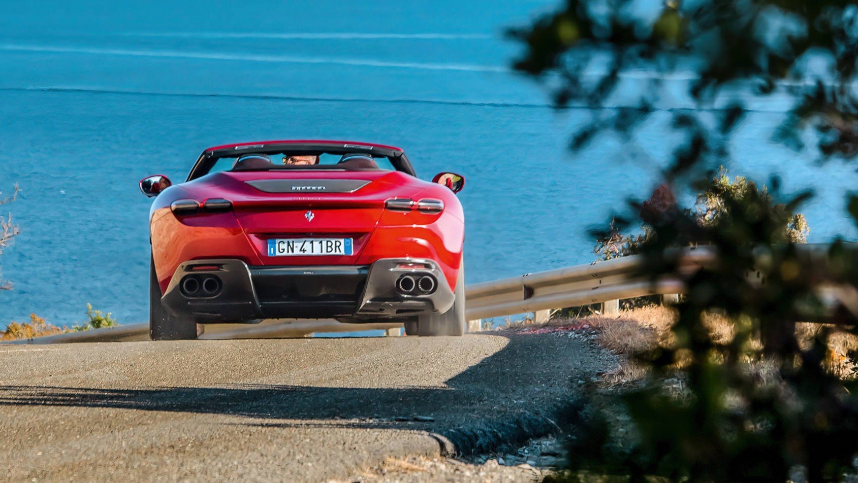 Ferrari Roma Spider nad morzem