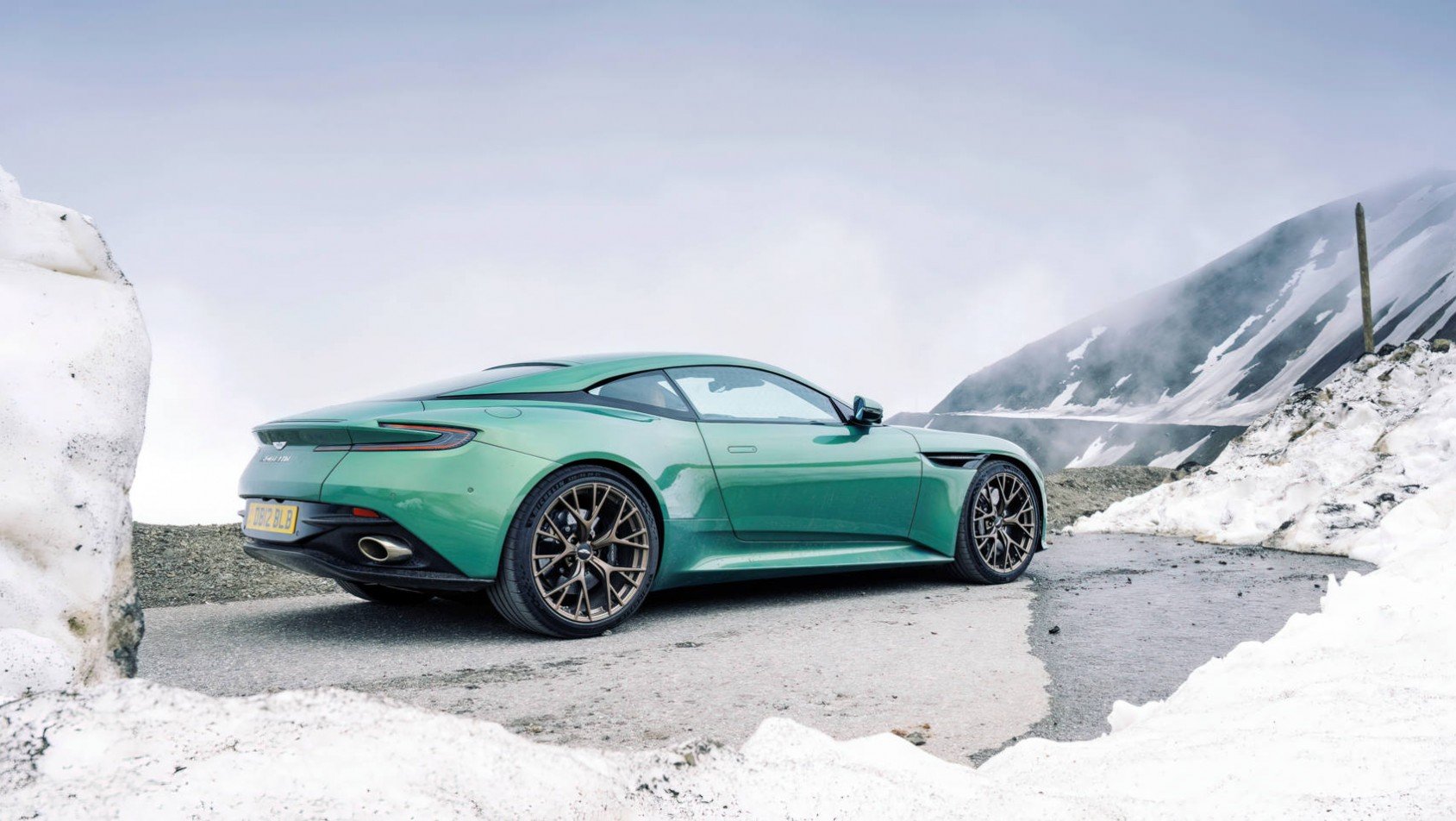 Aston Martin DB12 coupe sylwetka