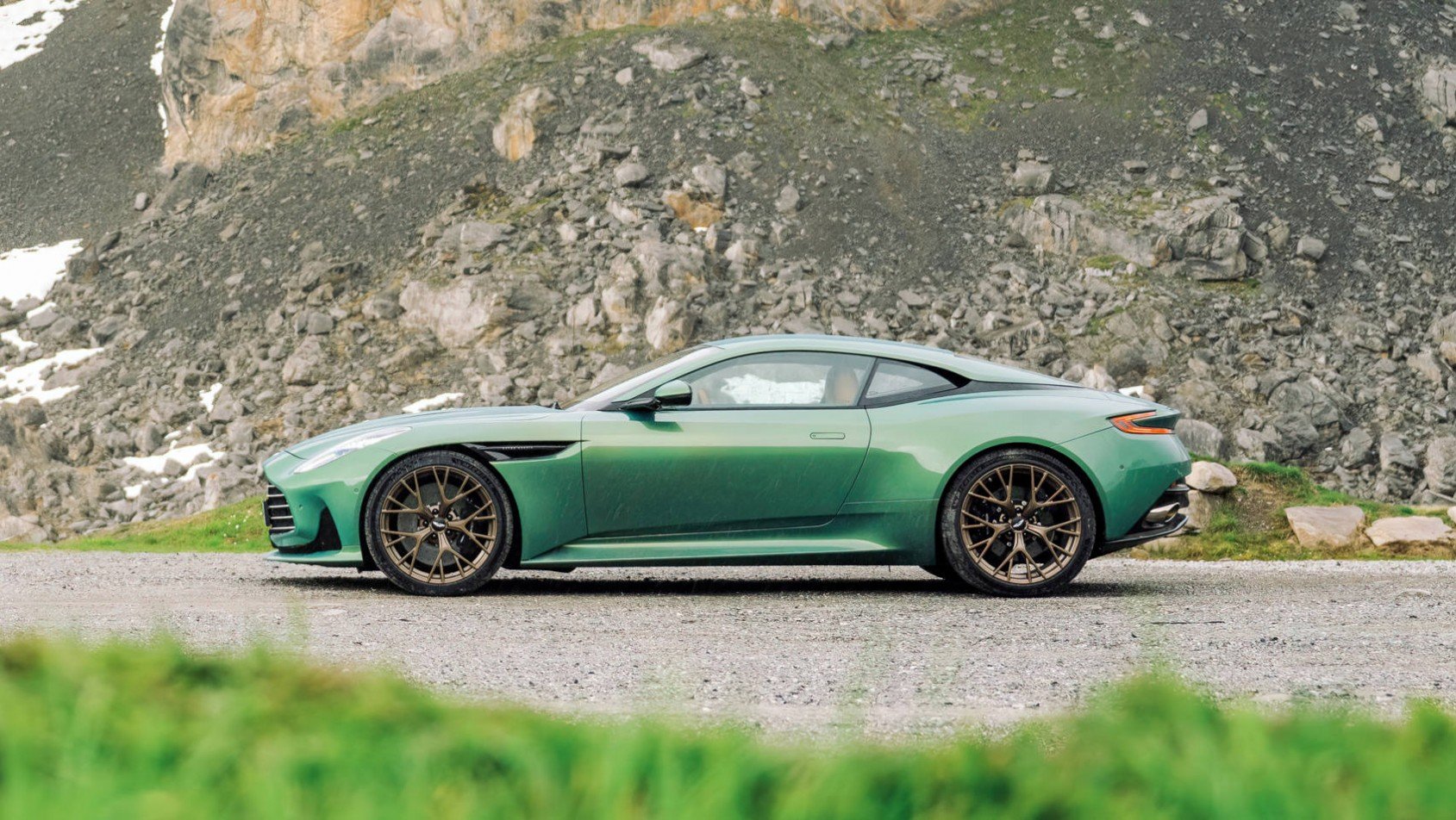 Aston Martin DB12 profil