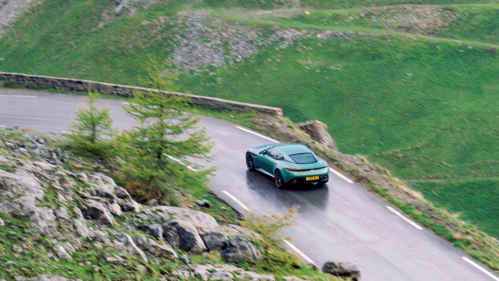 Aston Martin DB12 na górskiej drodze
