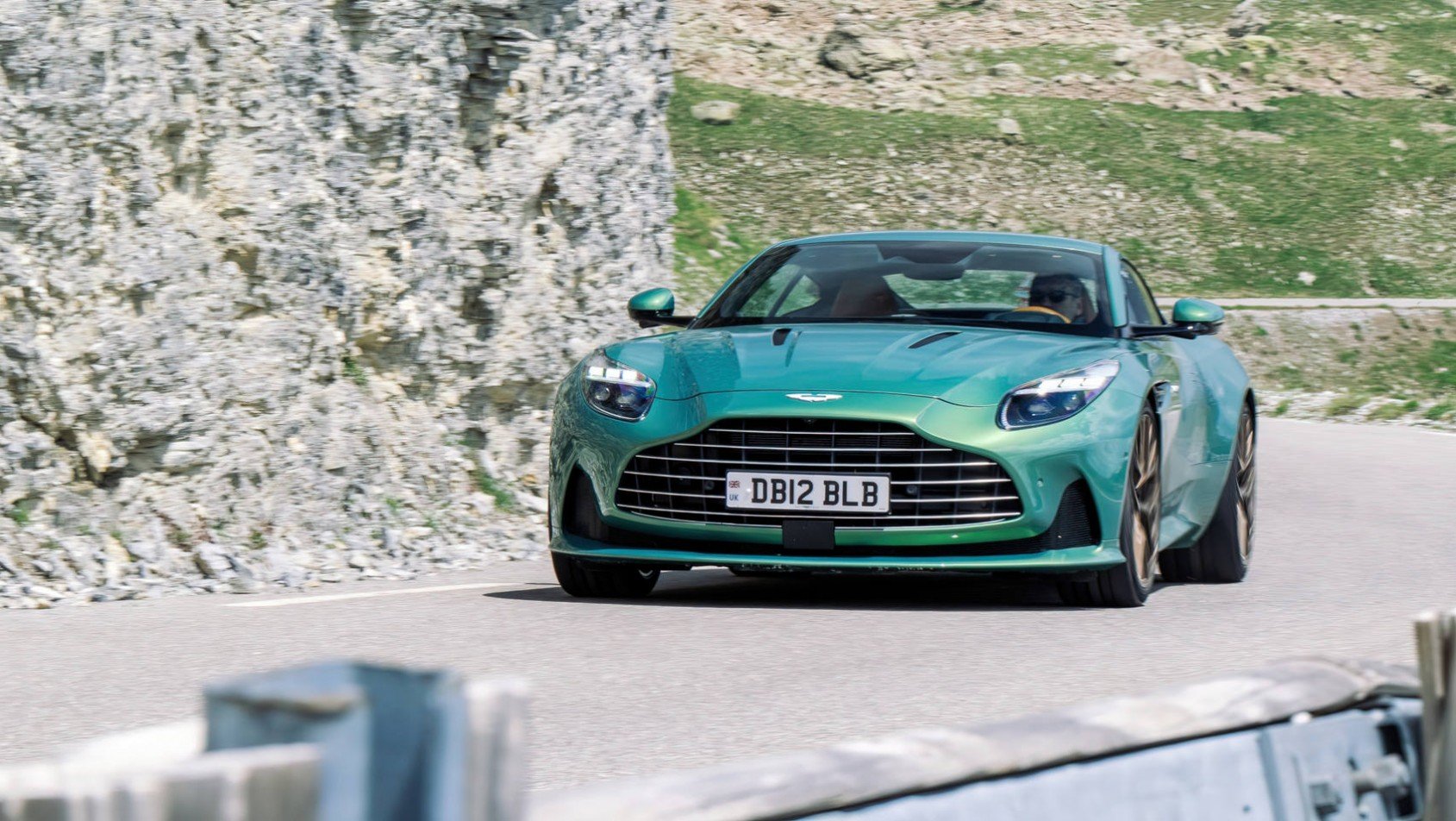 Aston Martin DB12 przedni grill