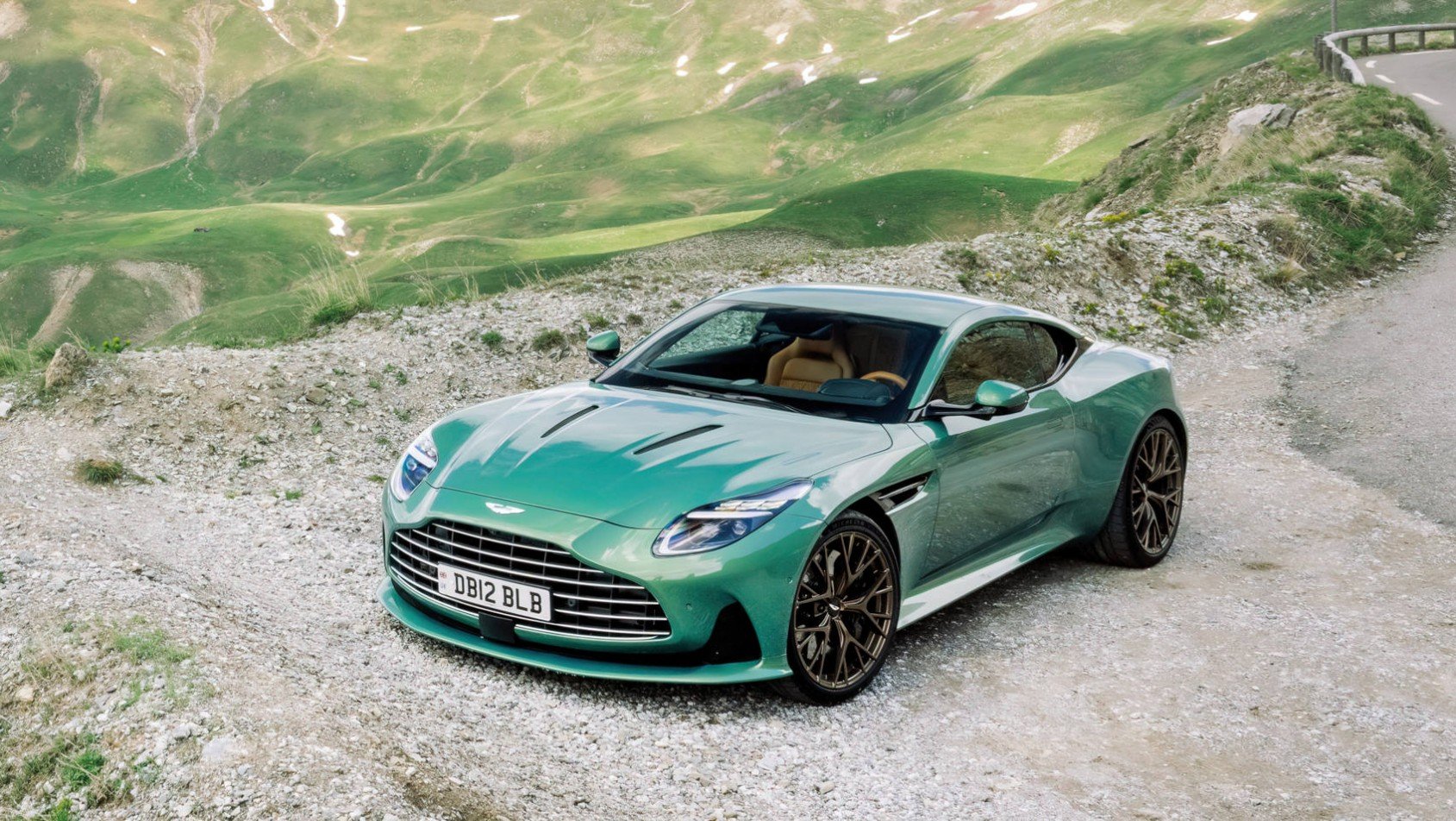 Aston Martin DB12 sylwetka coupe