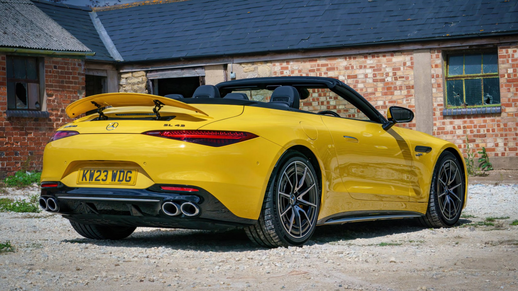 2023 Mercedes-AMG SL43 podniesiony spoiler