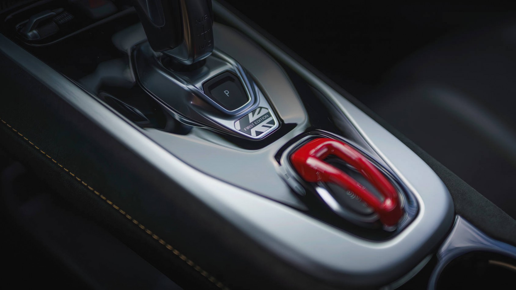 Lotus Emira i4 konsola centralna