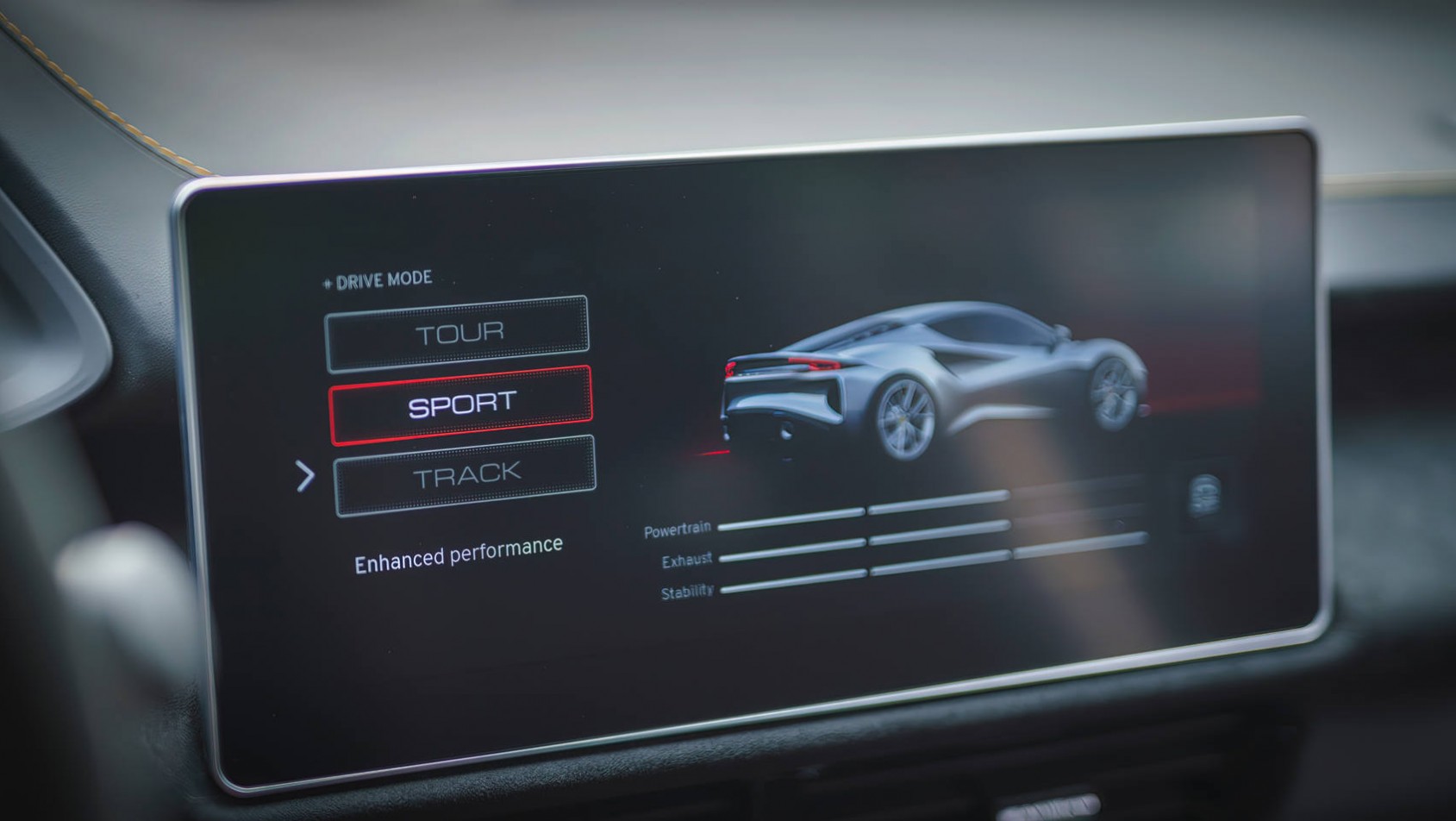 Lotus Emira i4 ekran dotykowy