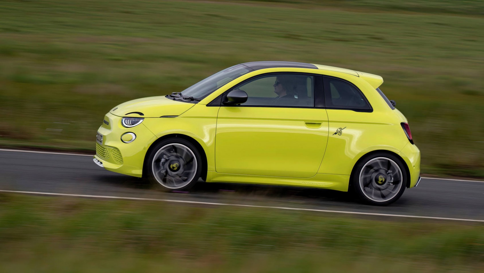 2023 Abarth 500e z boku